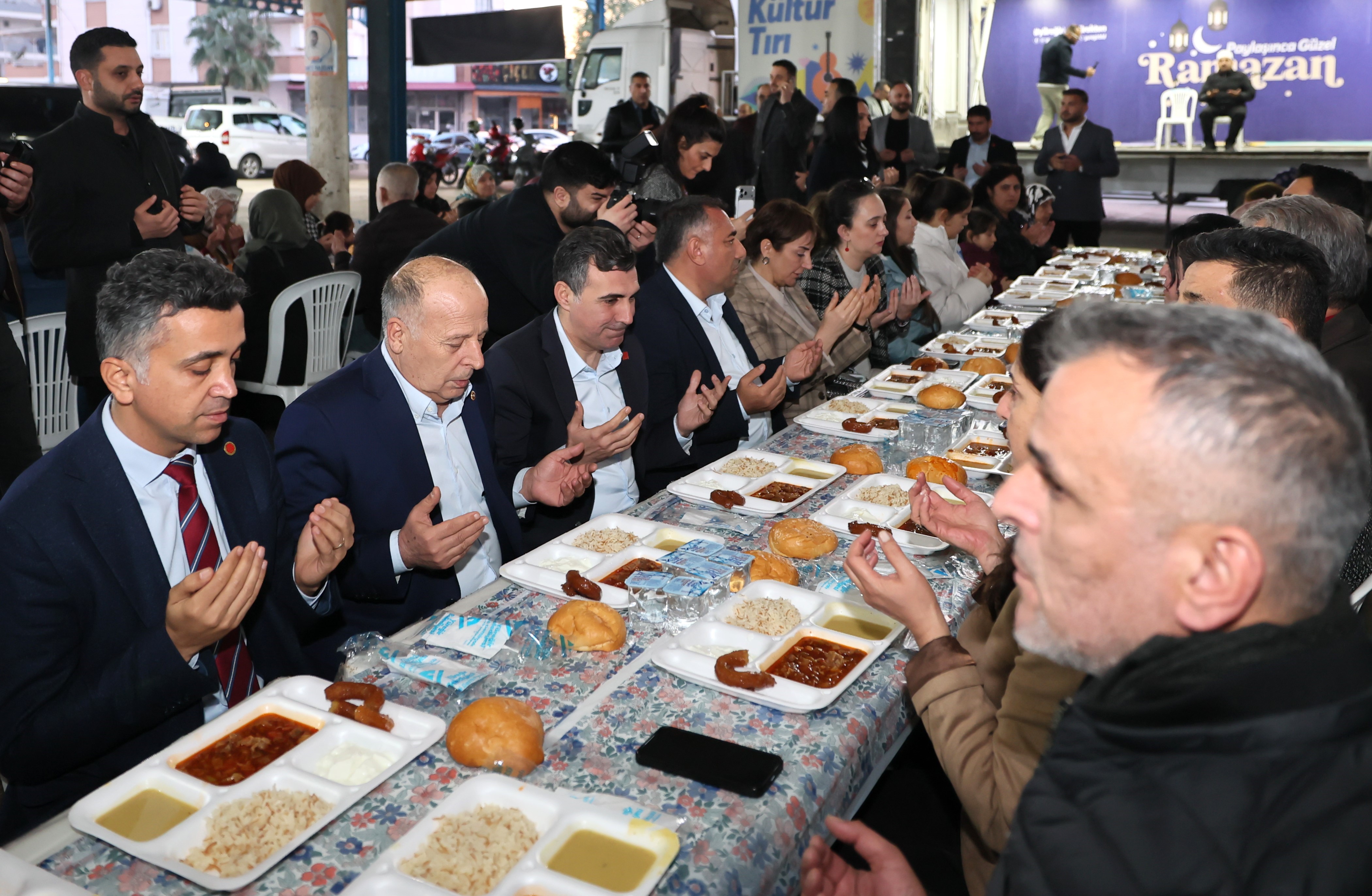 Yüreğir Belediyesi'nden Serinevler'de birlik ve beraberlik iftarı