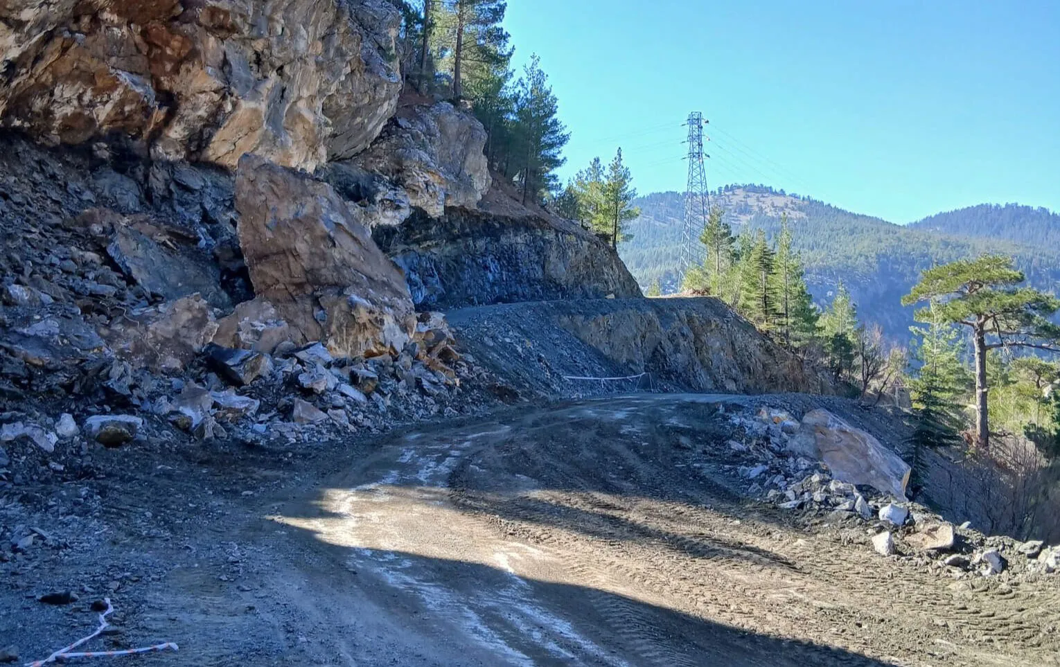 Kaya düşmesi sonucu kapanan Pozantı-Aladağ yolu, yeniden ulaşıma açıldı