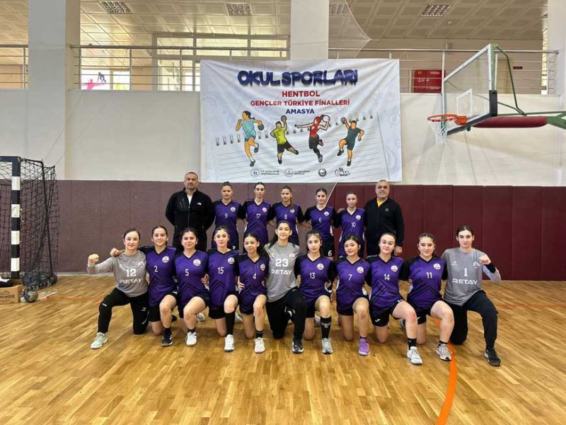 Adana Şehit Ahmet Mehmet Oruç Spor Lisesi Türkiye finallerinde kürsüde