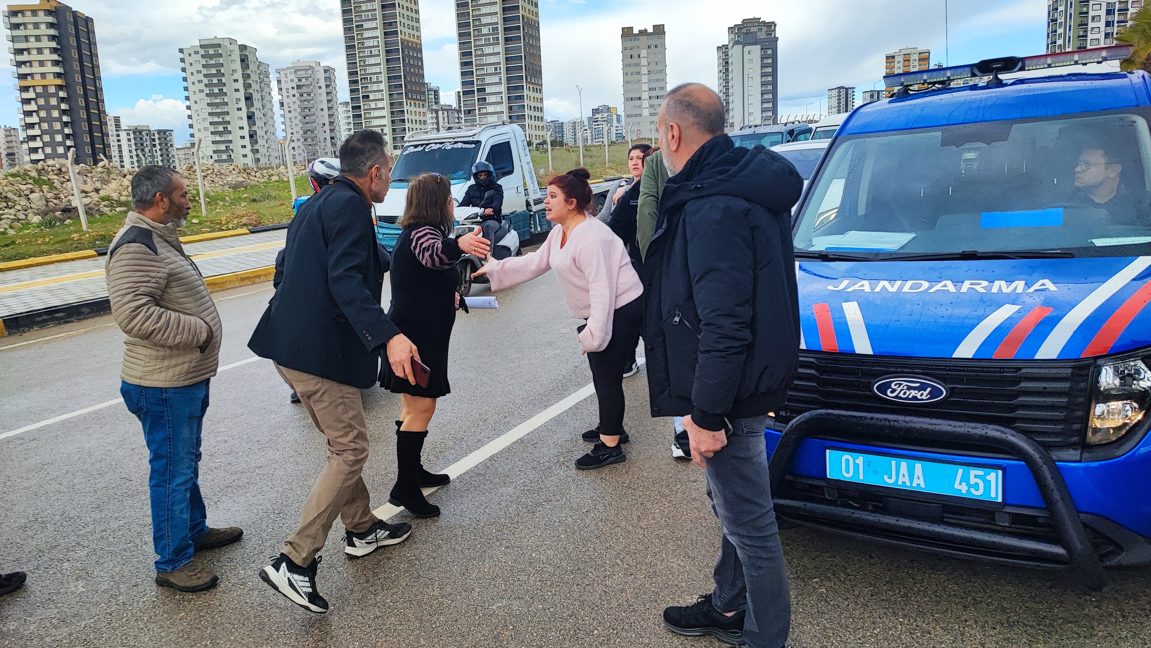 Tapulu arazilerine yol yapılan vatandaşlar, yolu kapatınca bir kişi silah gösterip geçti