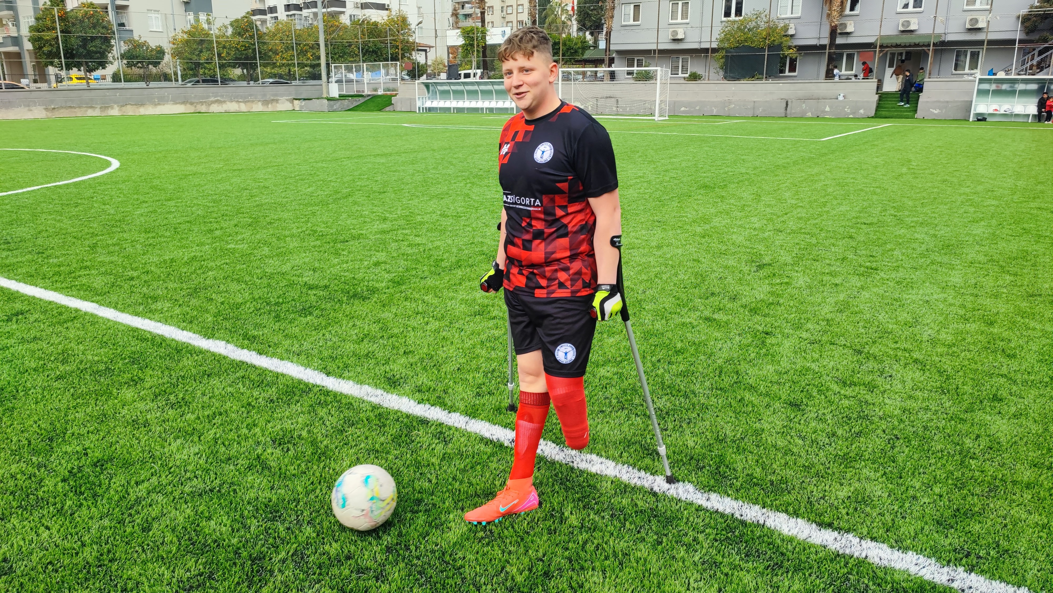 Deprem futbol aşkını bitiremedi