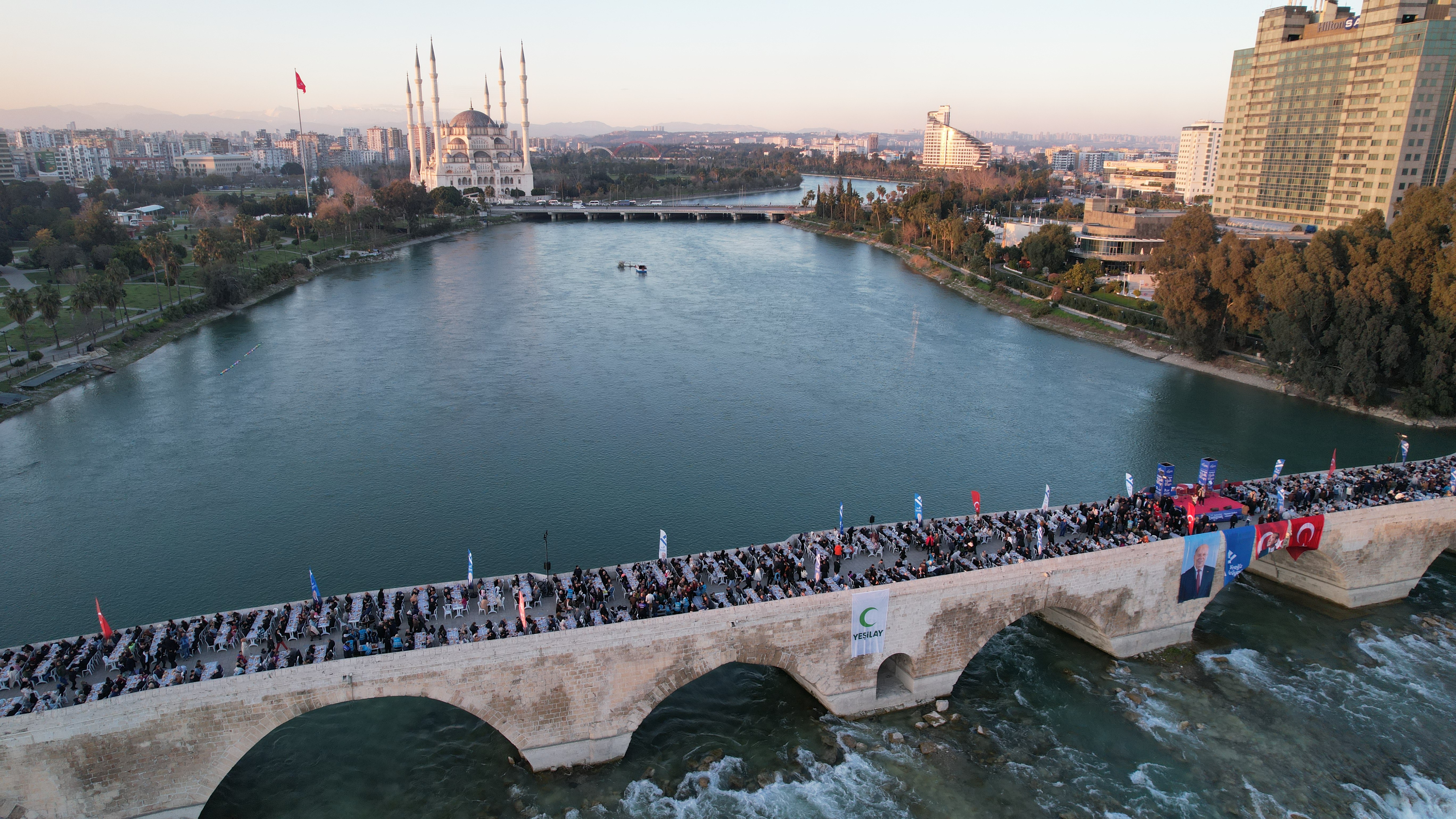 Yüreğir Belediyesi tarihi Taşköprü’de halk iftarı düzenledi