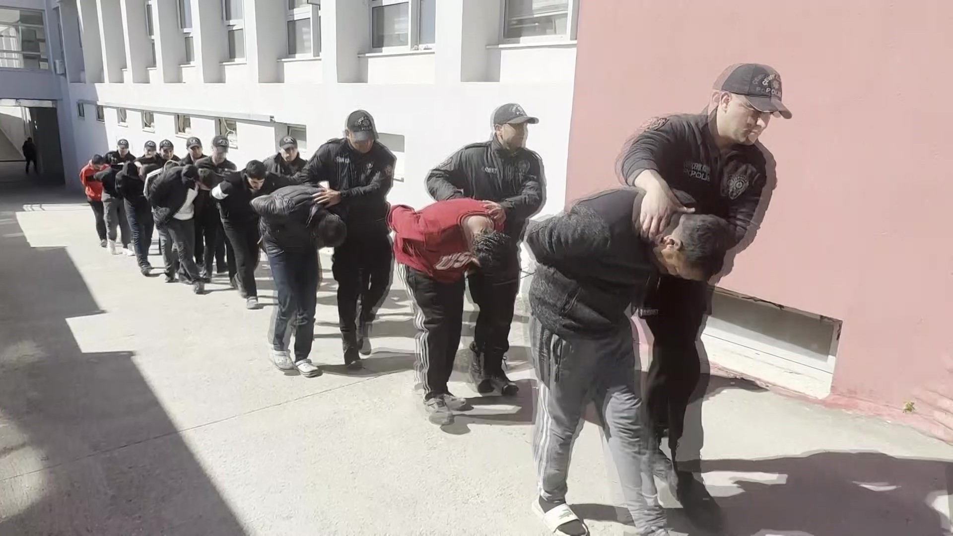 Adana'da zehir tacirlerine operasyon: 11 kişi tutuklandı