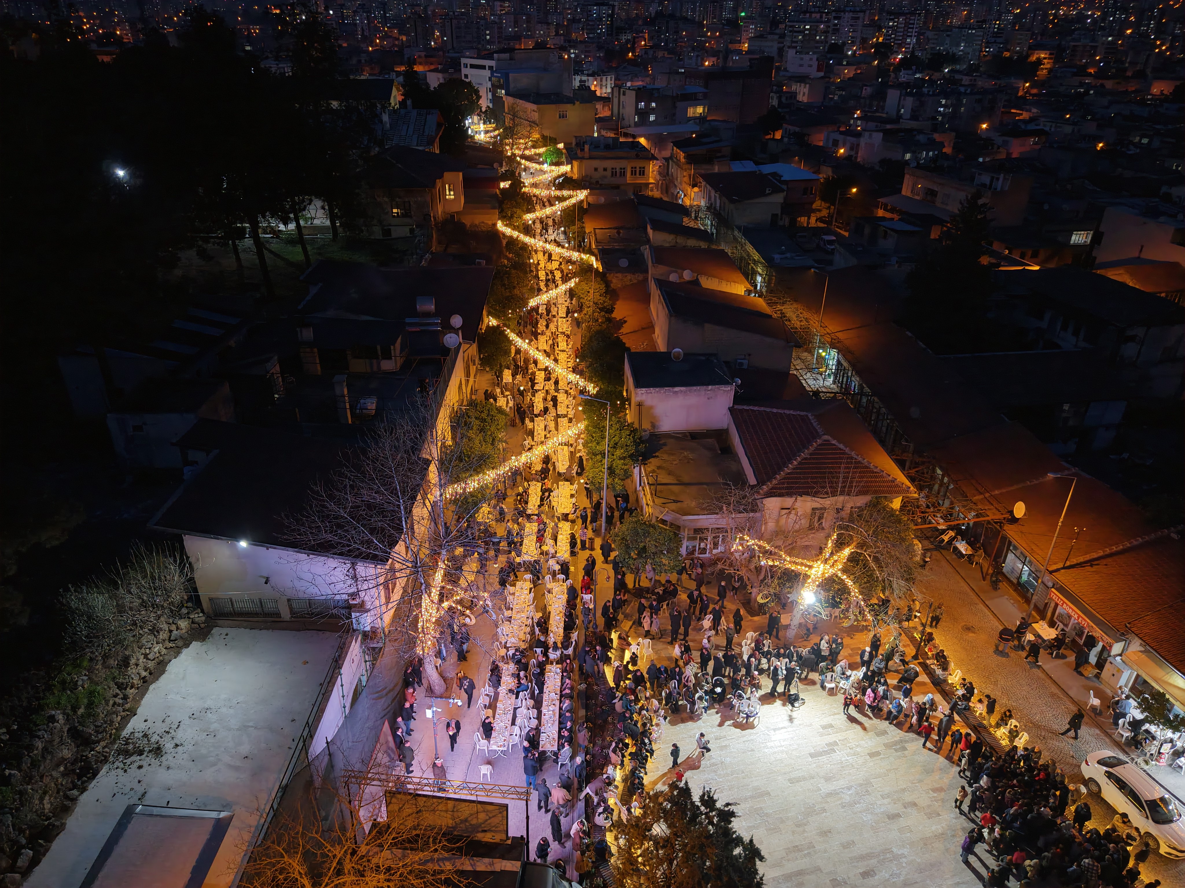 Kozan Kalesi’nden atılan topla tarihi çarşıda Ramazan coşkusu yaşandı