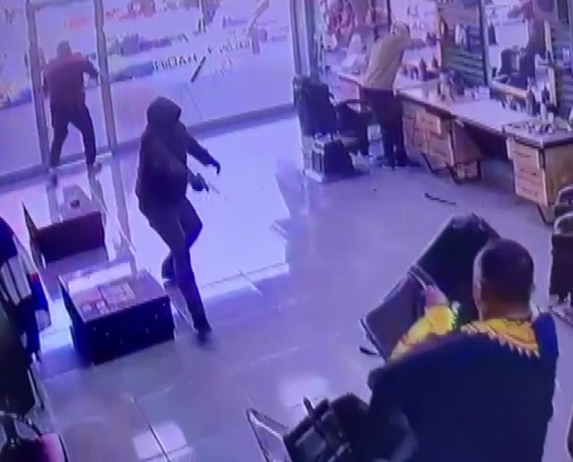 Adana'da berberde böyle ateş etti: 1 kişi yaralandı