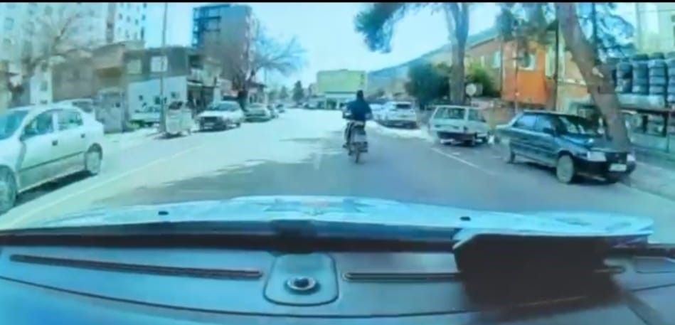 Aranan firari, motosiklet sürerken polise yakalandı