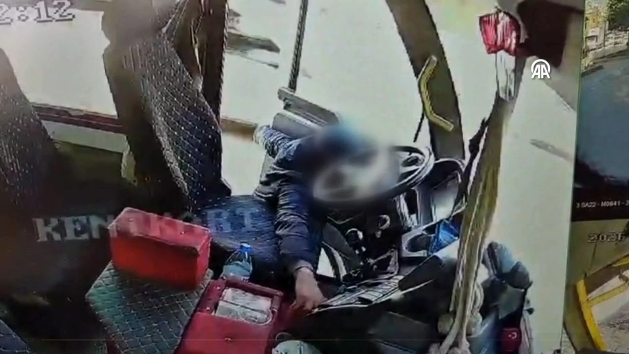 Minibüsten para çalan hırsız kameraya yakalandı