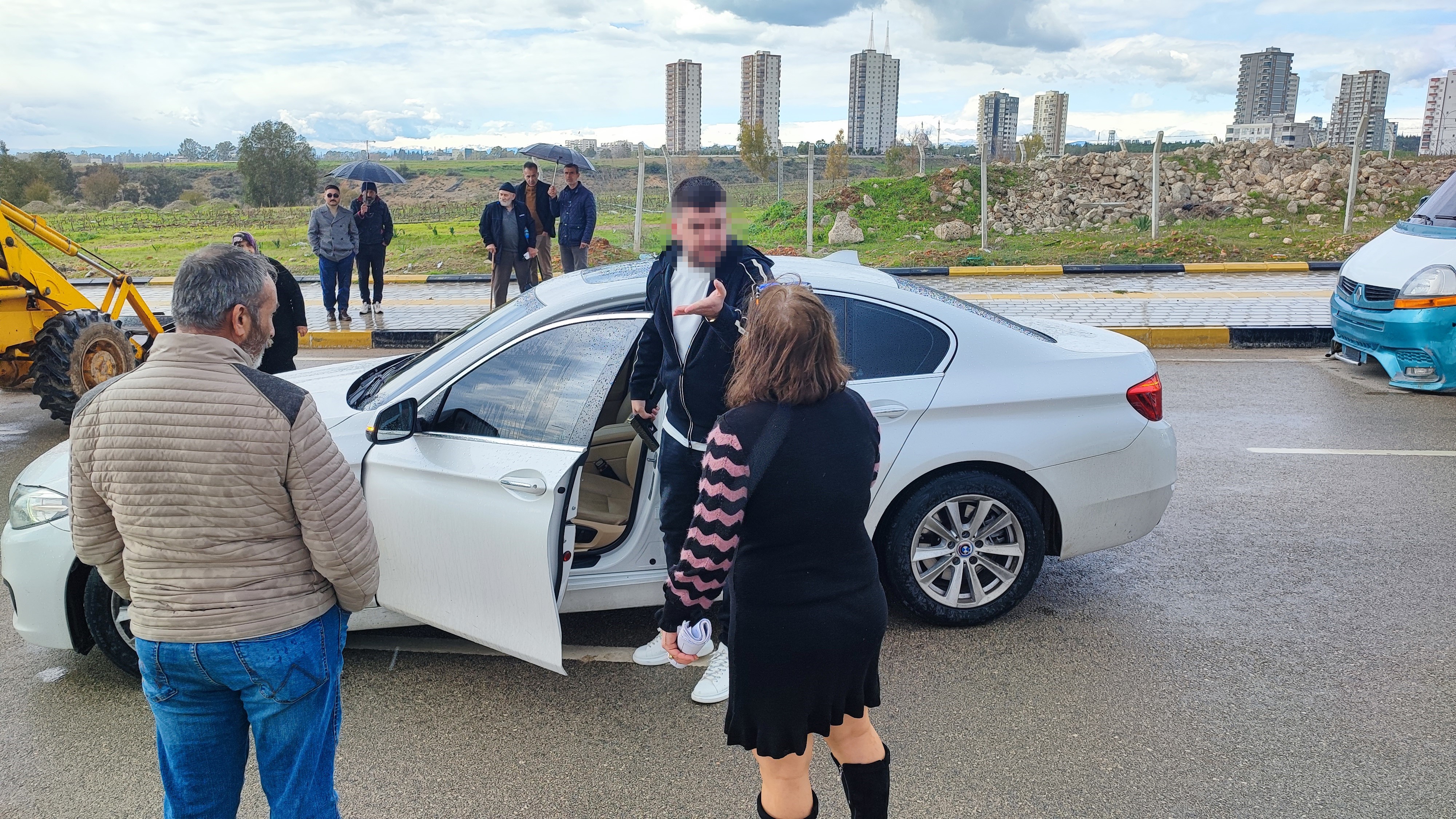 Adana’da kapatılan yolu silah gösterip açtıran genç tutuklandı