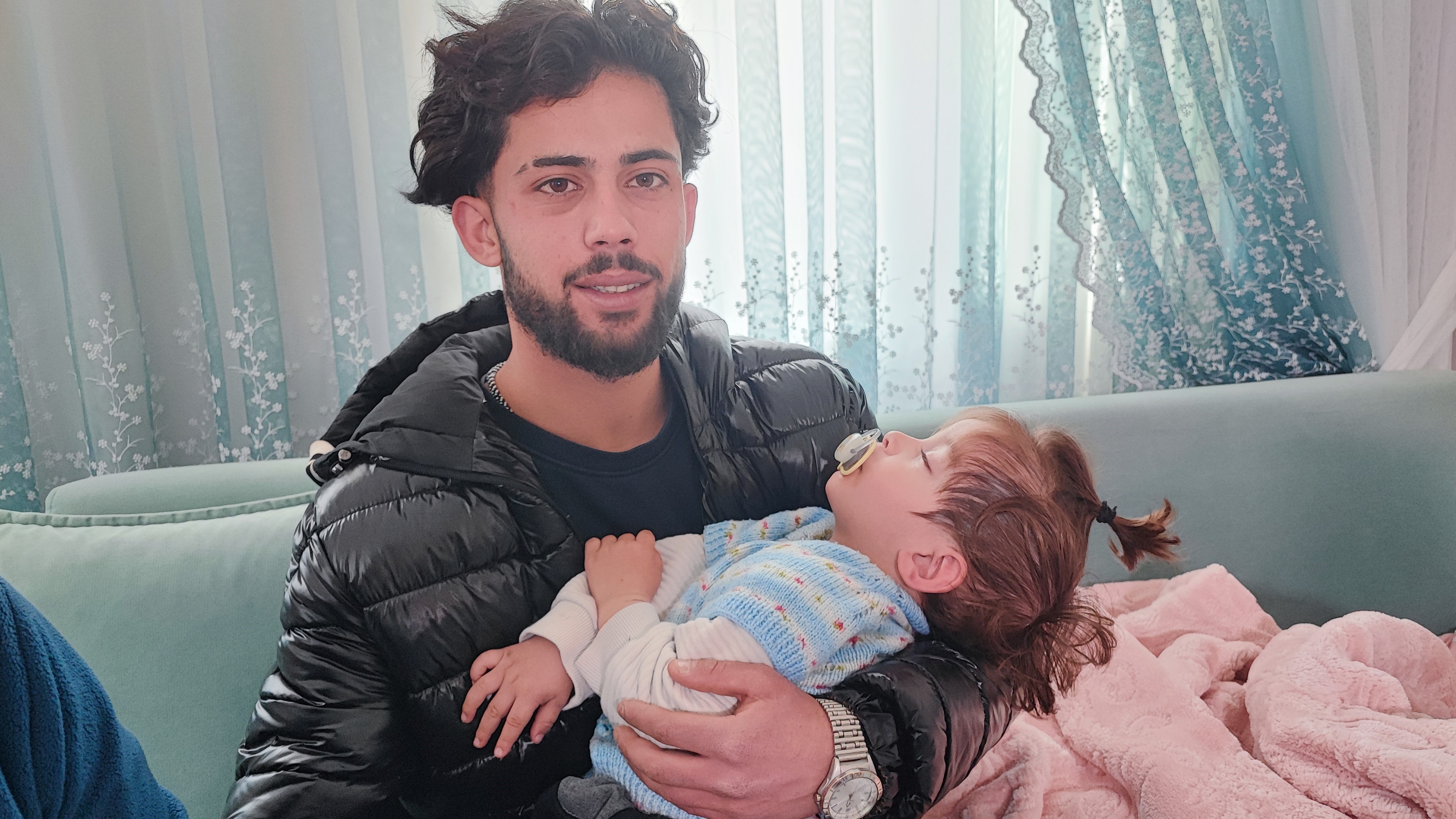 Yangın kahramanı, kurtardığı bebekle günler sonra kucaklaştı