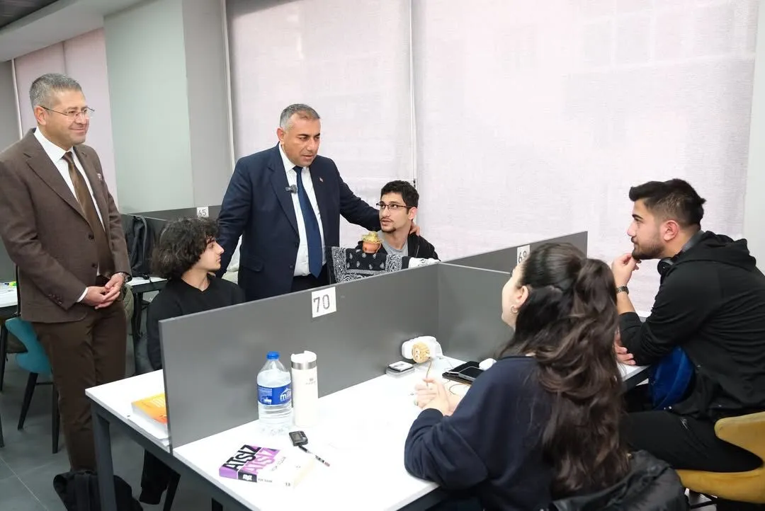 Güngör Geçer kütüphane ve kurs merkezinde öğrencilerle buluştu