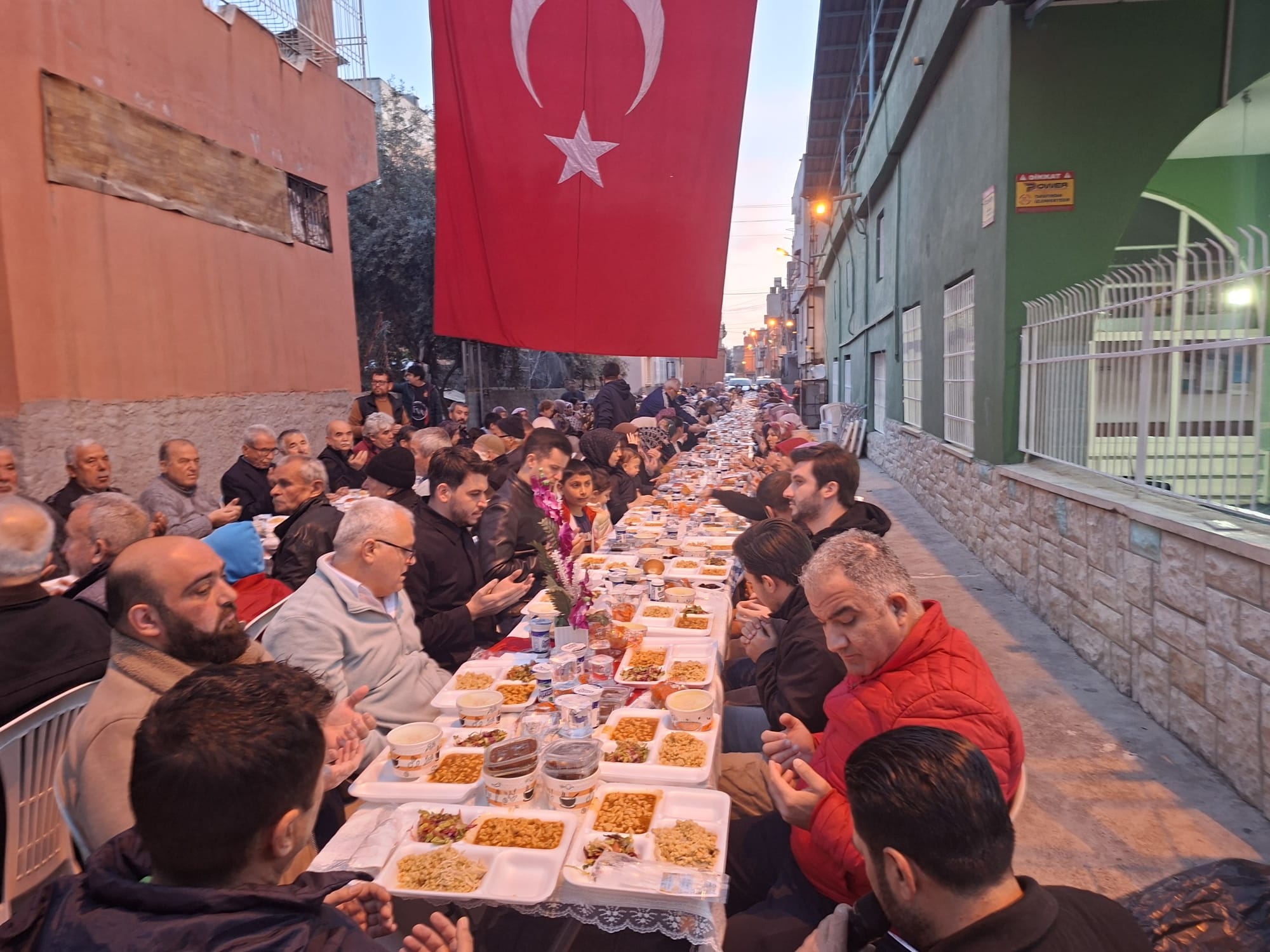 Adana’da örnek uygulama! Cami imamı ve cemaati mahalleliye iftar verdi