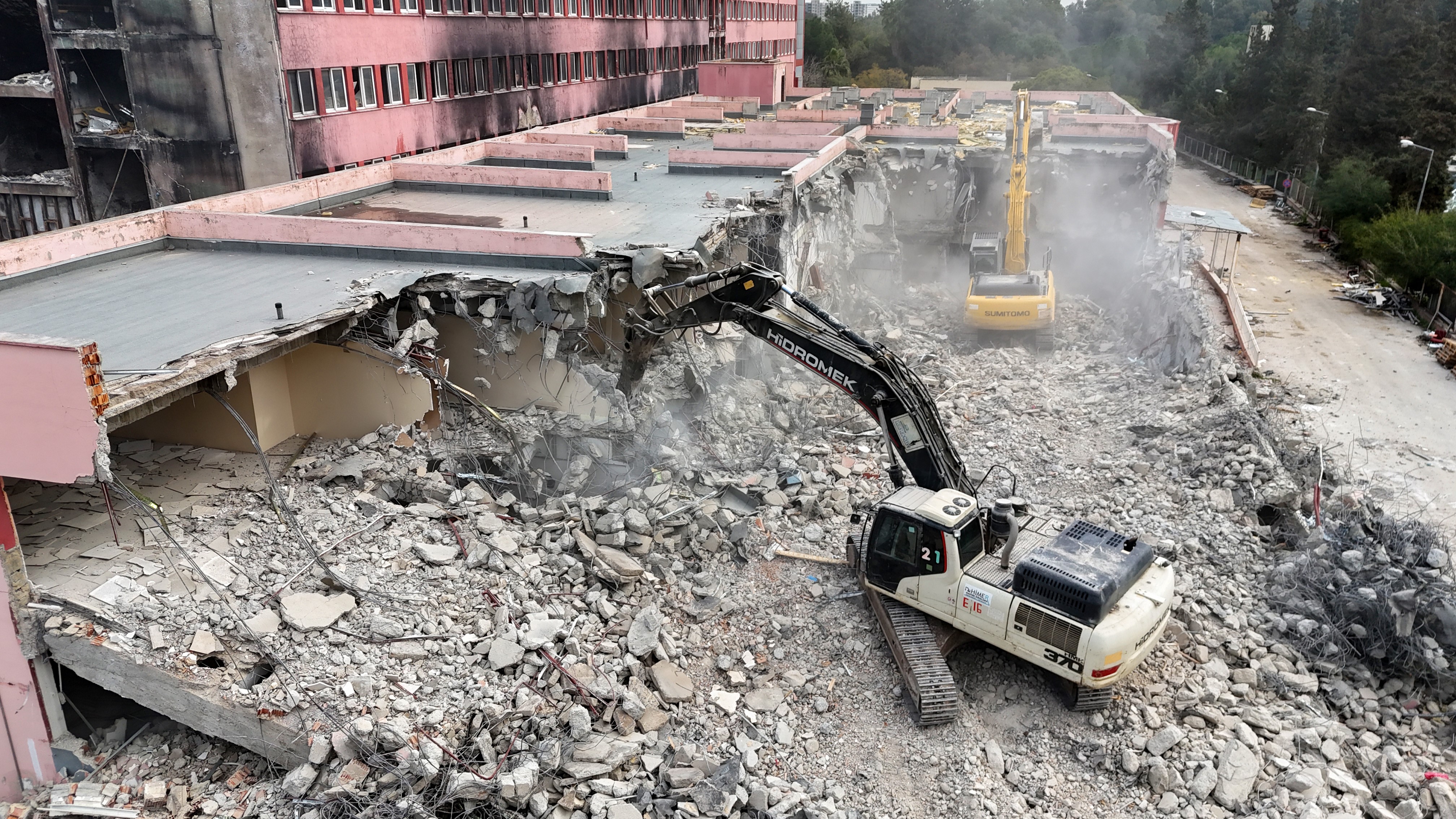 Yangında kullanılamaz hale gelen hastane, 3 yılın ardından yıkılmaya başlandı