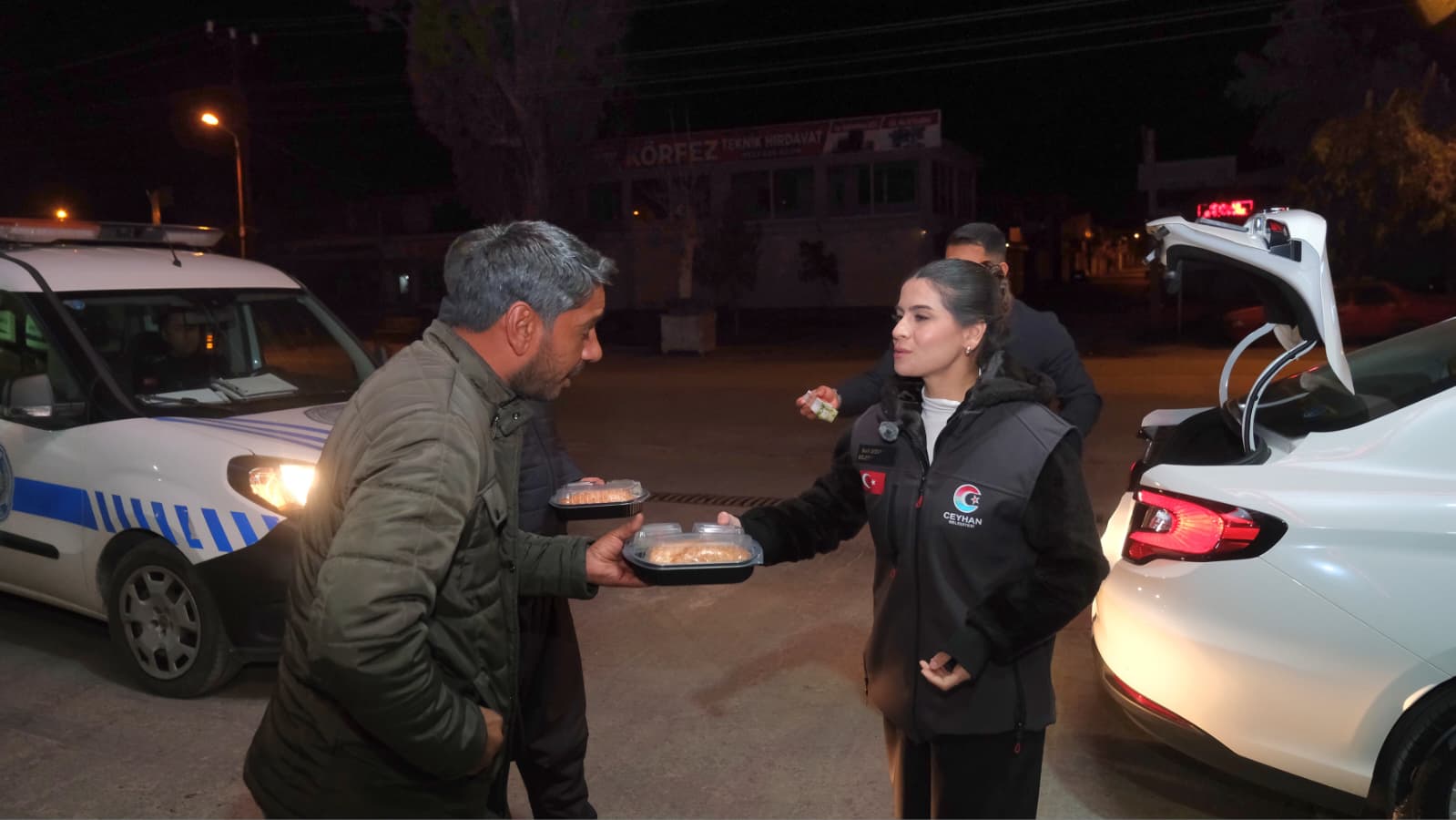 Ceyhan Belediye Başkan Vekili Yıldız, sahurluk ikramları kendi elleriyle dağıttı!