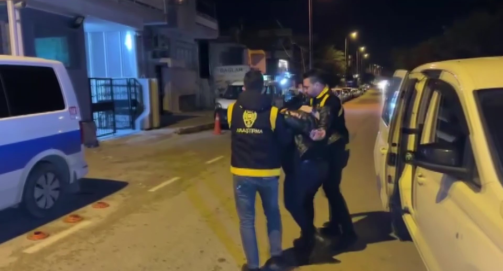 Sopayla sürücünün üzerine yürüyen taksici tutuklandı