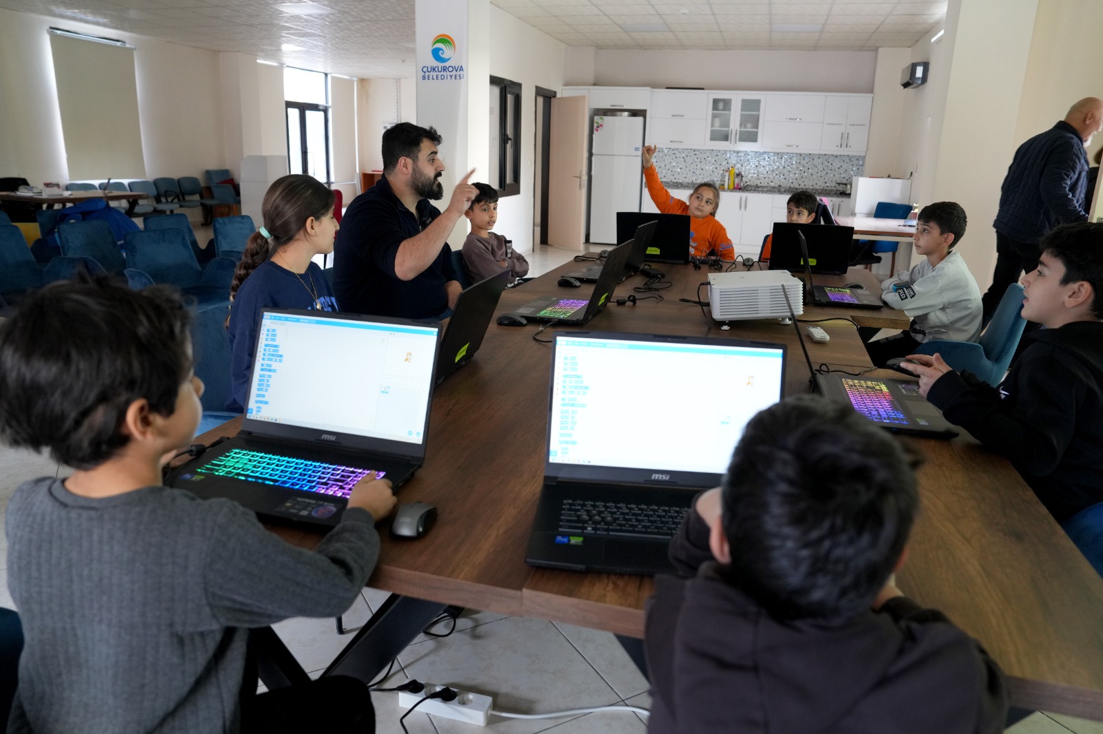 Çukurova'da çocuklar ve gençler teknolojiyle buluşuyor