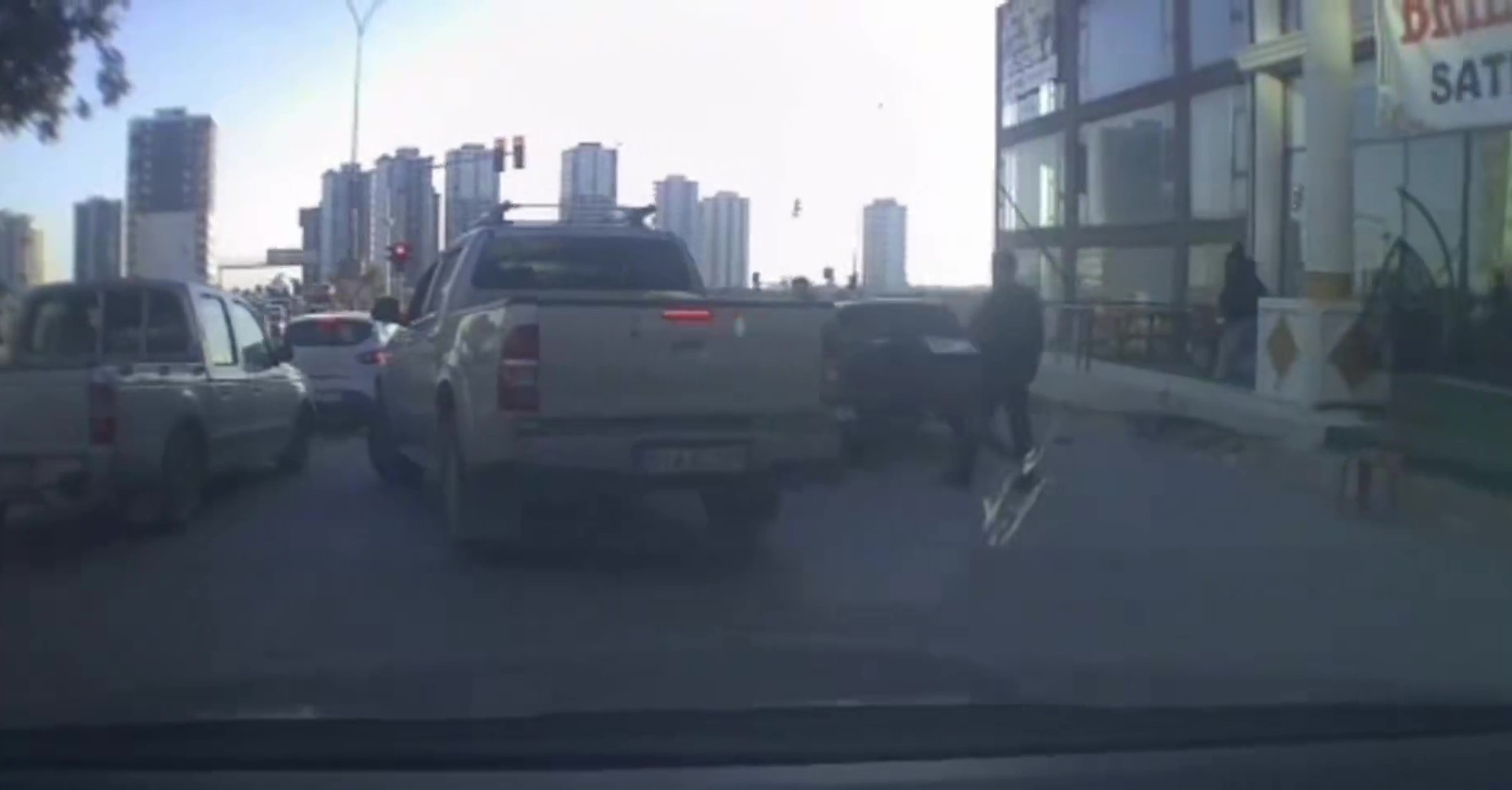 Trafikte tartıştıkları kişinin aracına sopa ve sandalyelerle saldırdılar