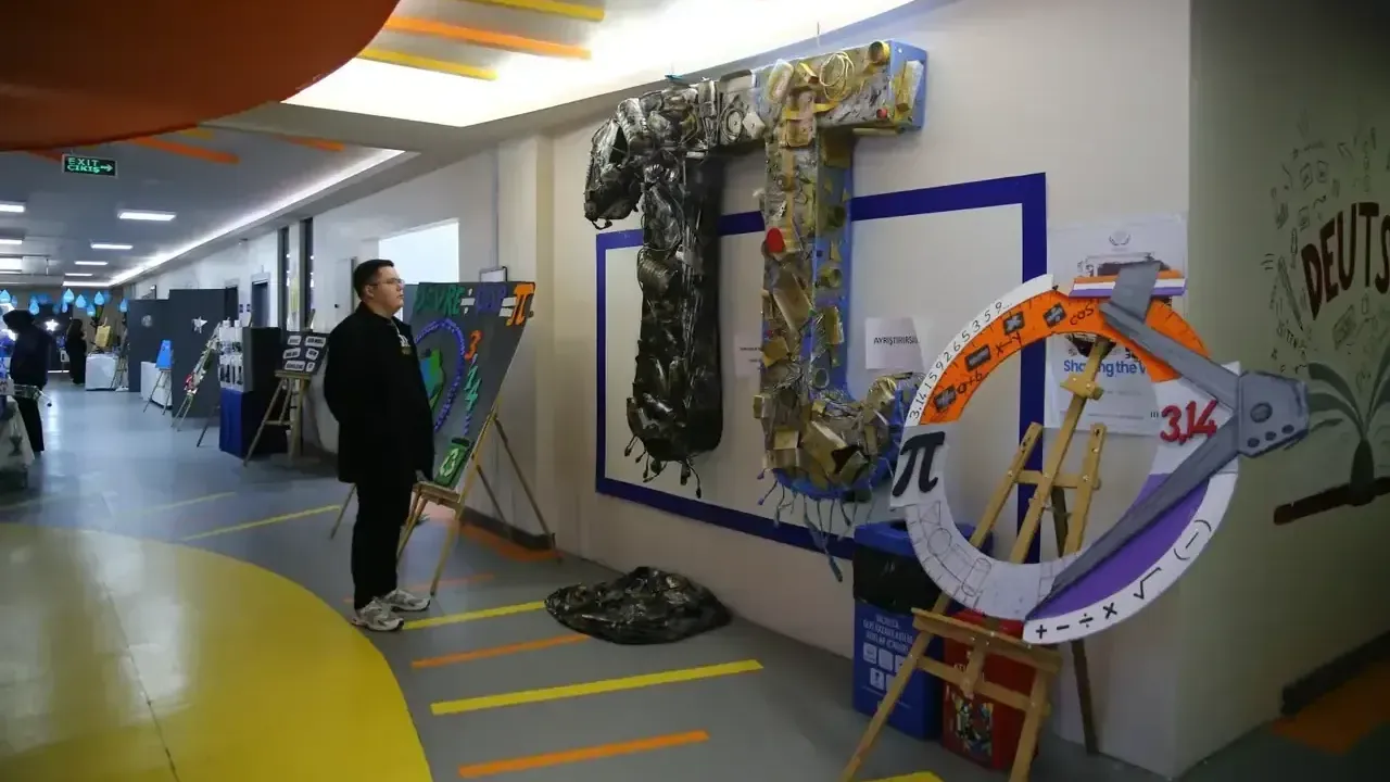 Adana’da atık malzemeler sanata dönüşüyor: Sergi ziyaretçileri ağırladı