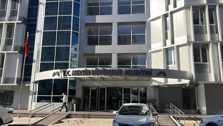 Mersin Büyükşehir Belediyesi operasyon yapıldı. Çok sayıda kişi hakkında gözaltı kararı verildi