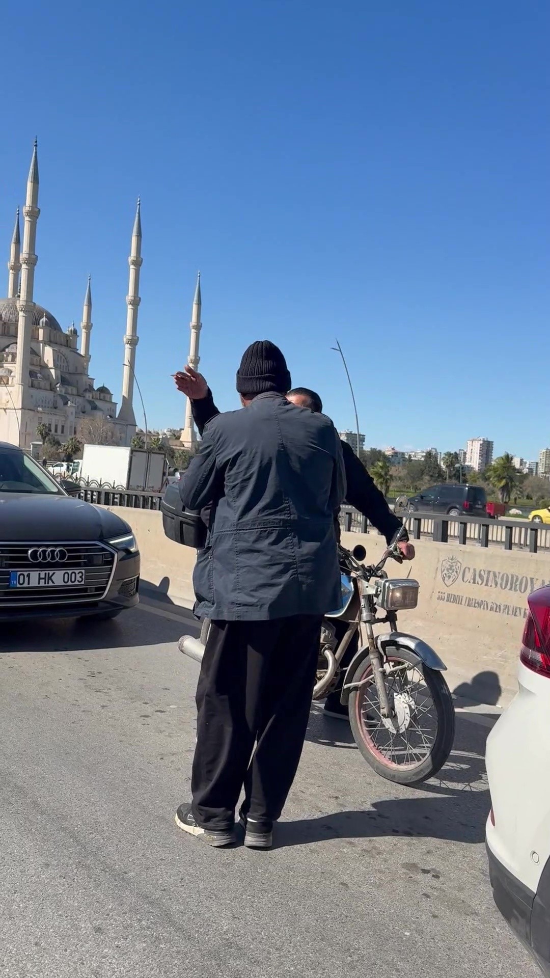 Adana'da yeni nesil iş! Trafikte zurna çalarak para istedi!