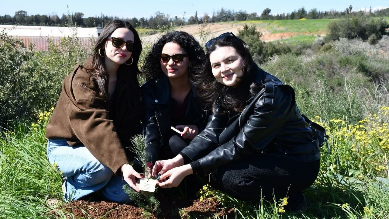 Adana’da üniversiteli gençler 50 çam fidanını toprakla buluşturdu