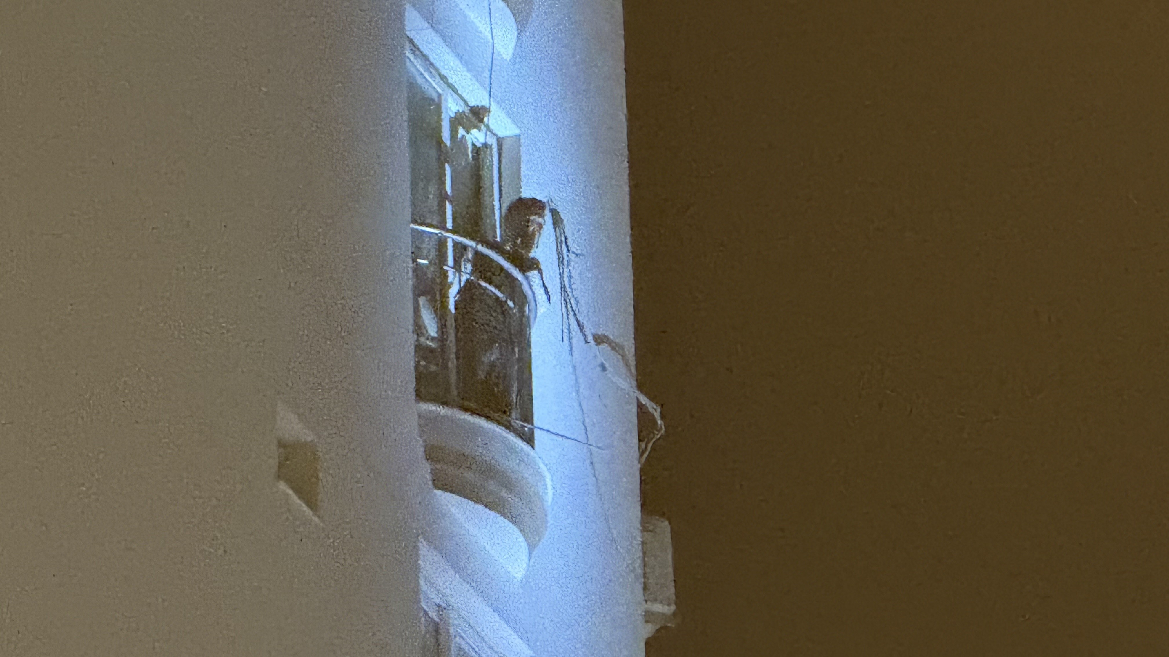 Adana’da bir genç elindeki kolonya şişesiyle dehşet saçtı