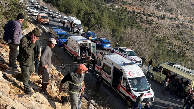 İşçi minibüsü uçuruma yuvarlandı: 3 kişi hayatını kaybetti 11 kişi yaralandı