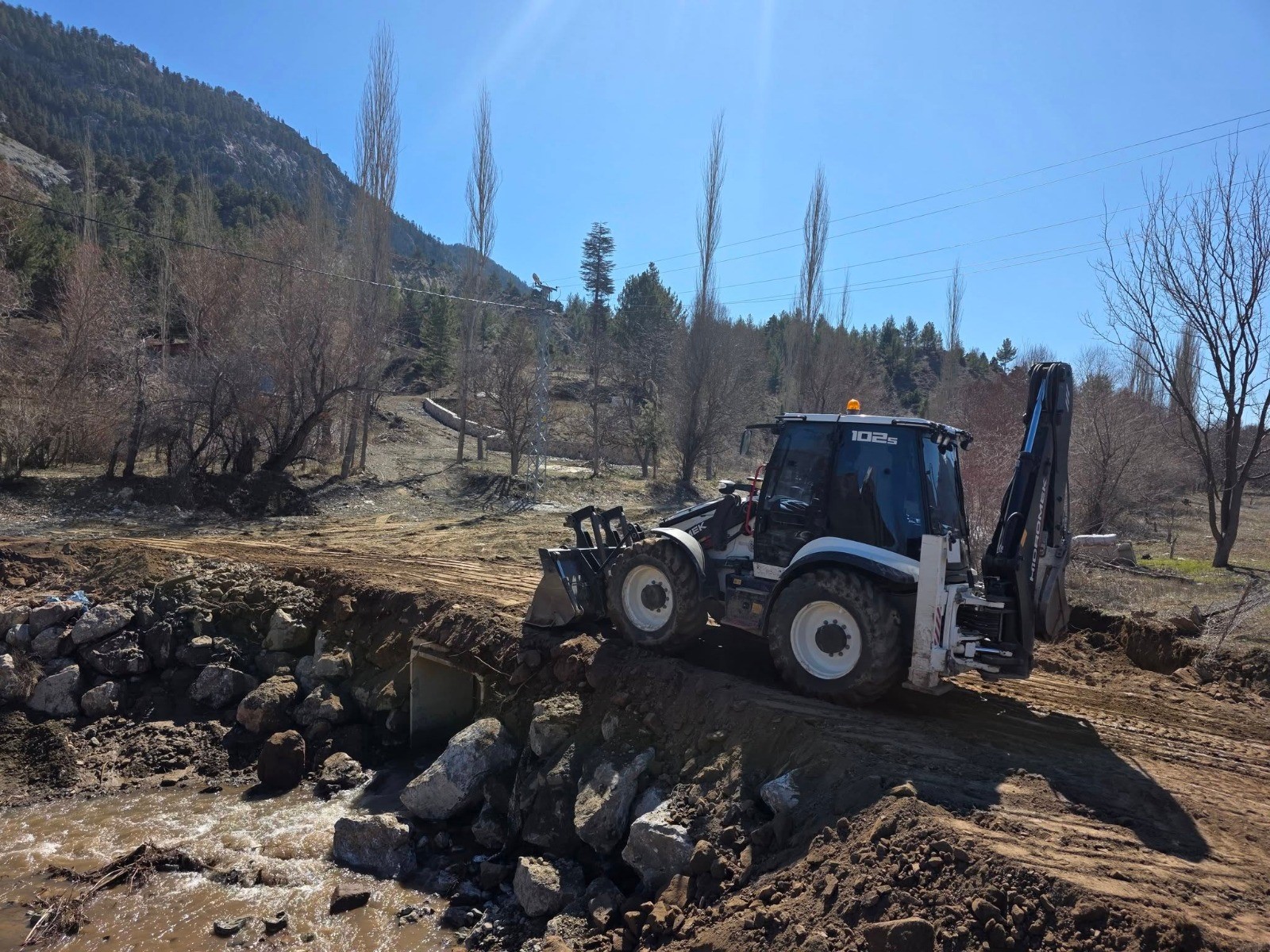 Yağışlar sonrası kapanan yol yeniden ulaşıma açıldı