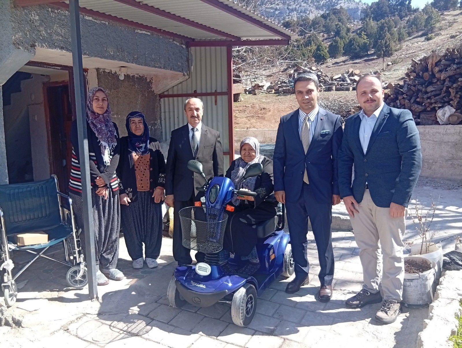 Mahalleli birleşti, engelli kadına akülü tekerlekli sandalye aldı