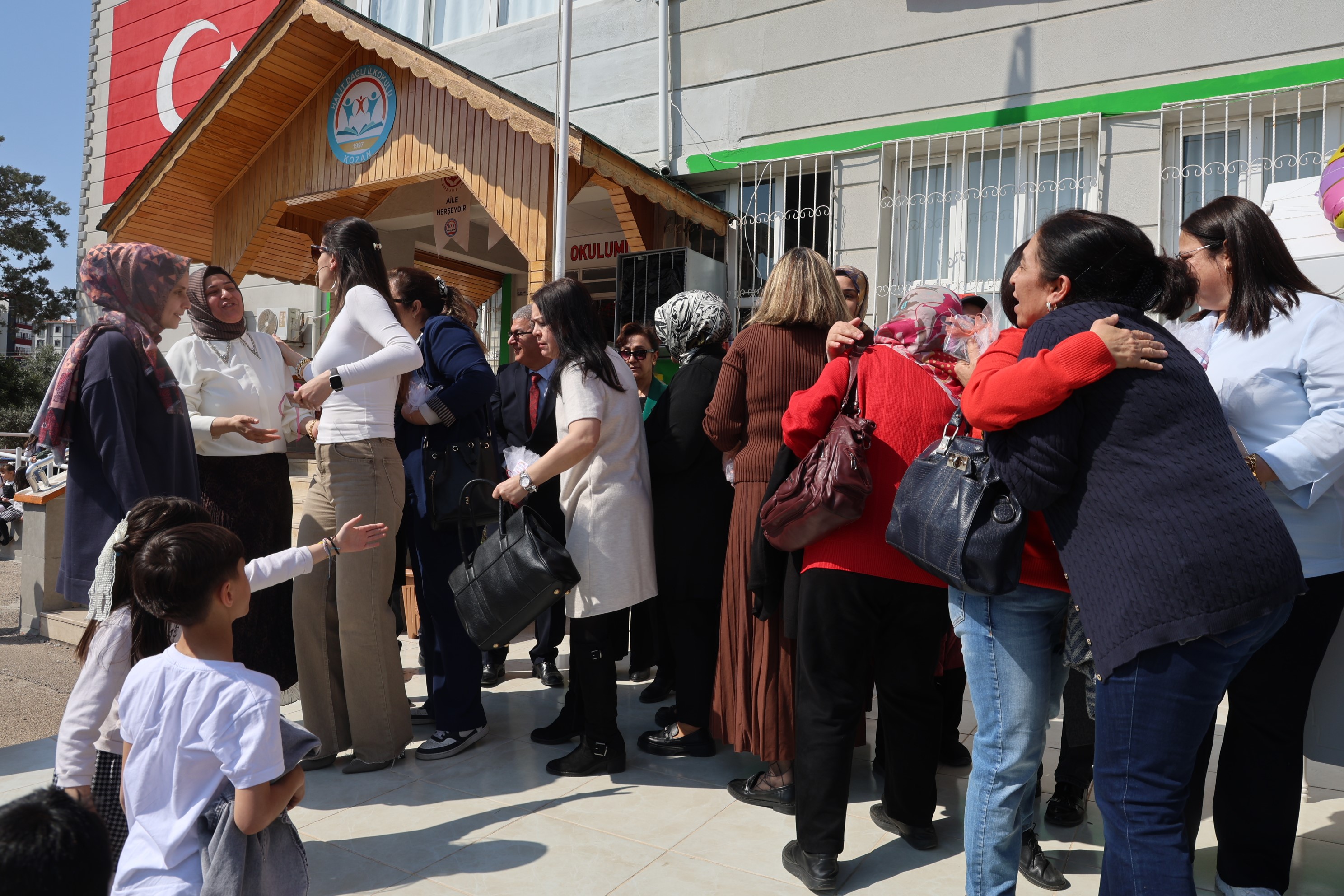 Adana'da ara tatile giren öğrenciler okul bahçesinde bayramlaştı