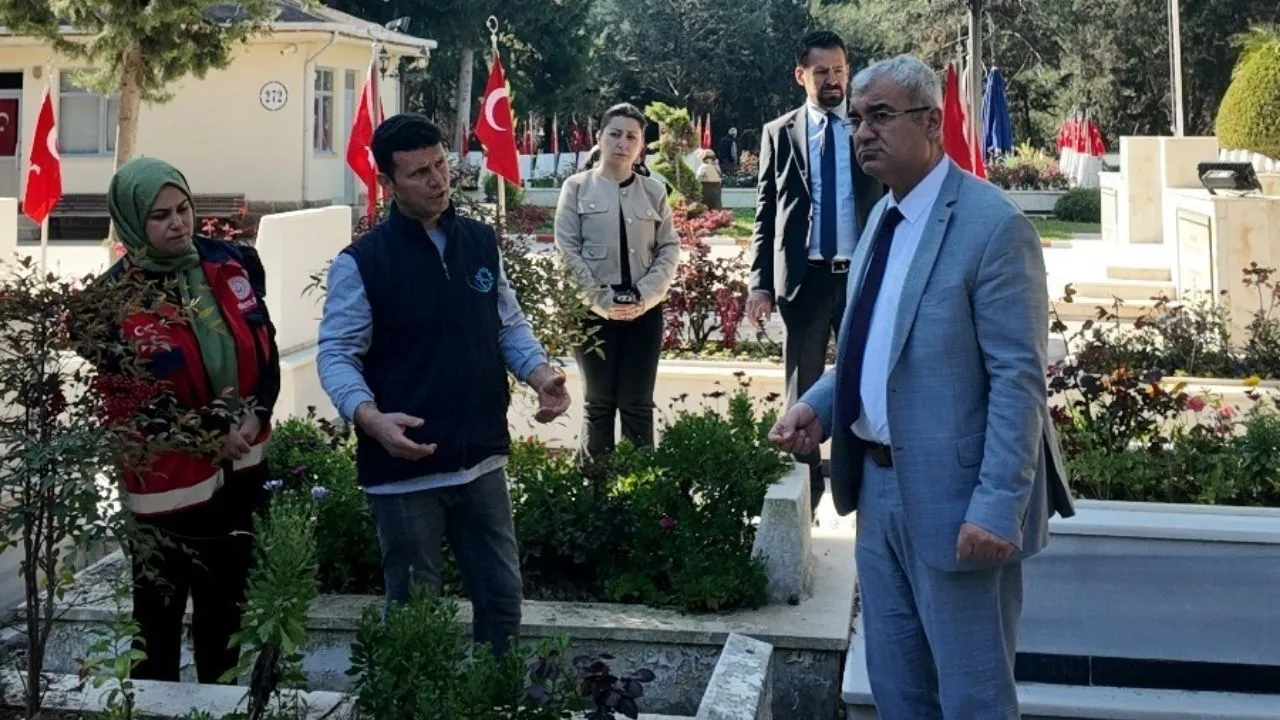 Adana’da bayram öncesi şehit kabirlerinde bakım ve temizlik çalışması