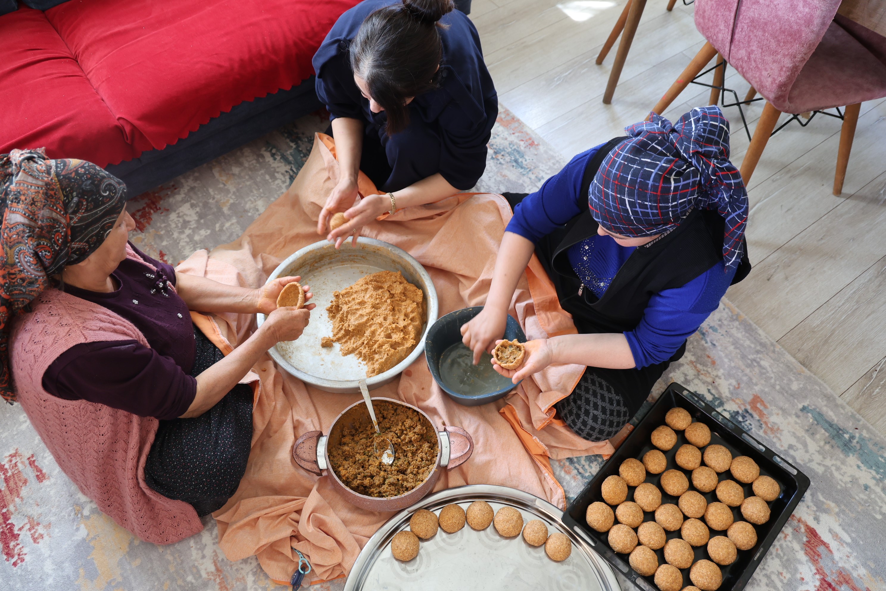 Adana'da bayram sofralarının vazgeçilmezi içli köfte mesaisi başladı