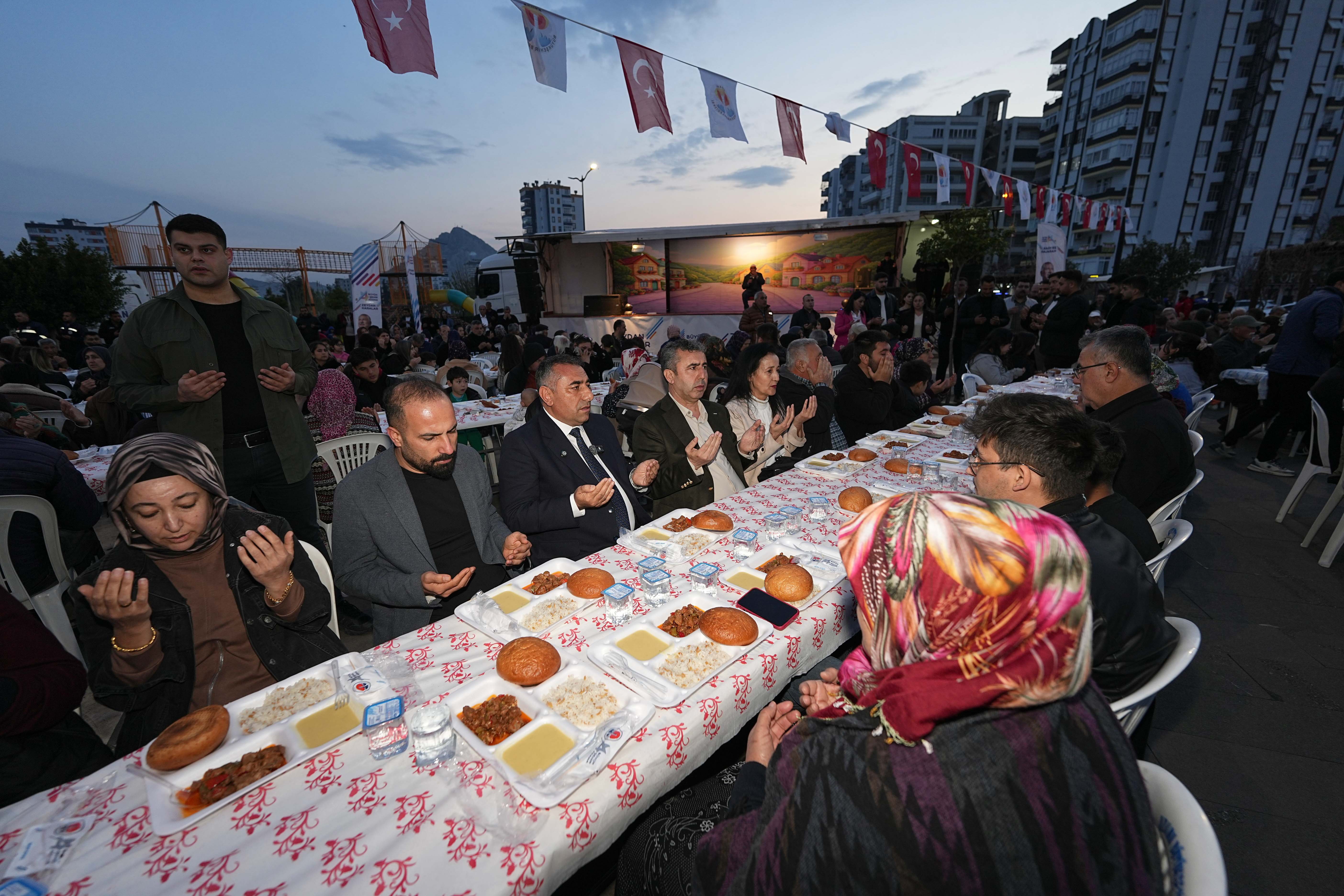 Büyükşehir’den Kozan’da iftar buluşması