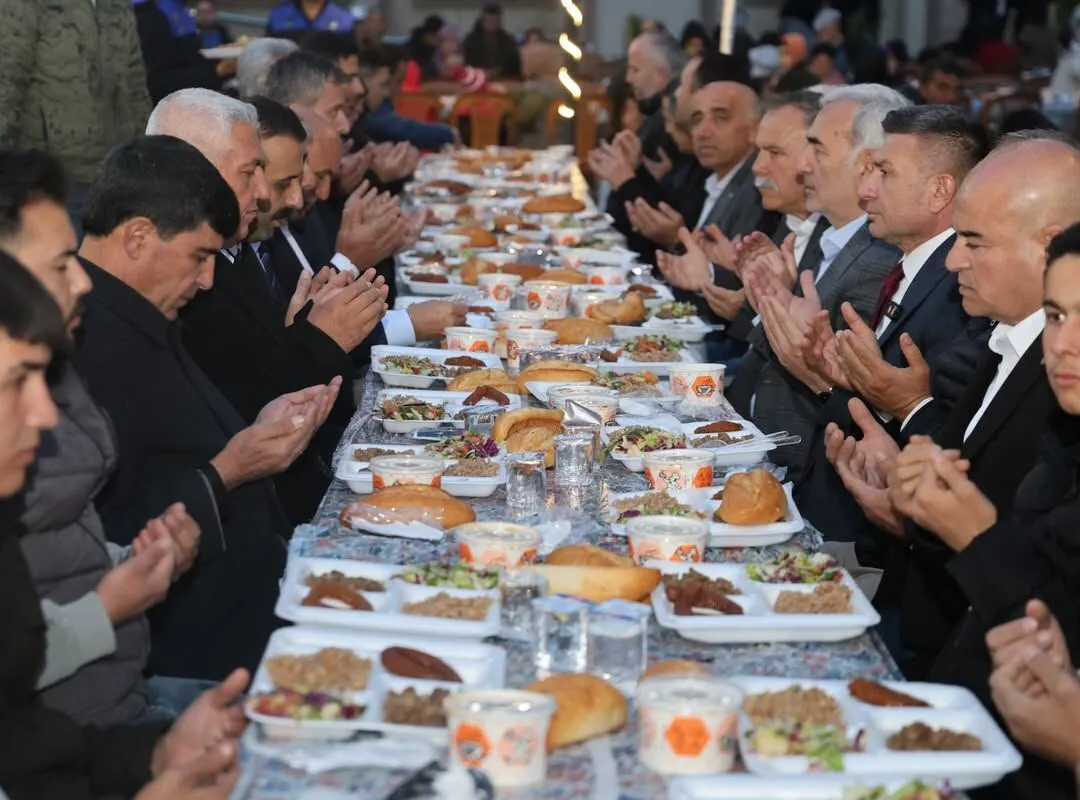 Karaisalı’da binlerce kişi iftar sofrasında buluştu