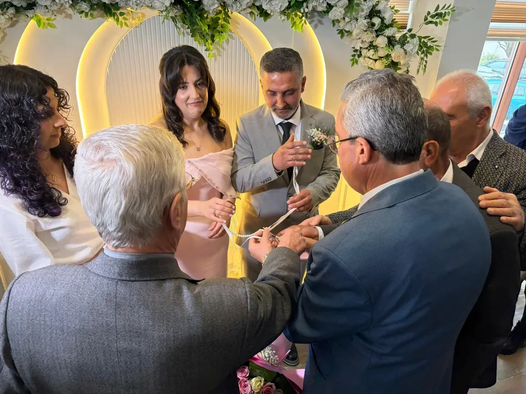 Başkan Karataş genç çiftin nişan törenine katıldı