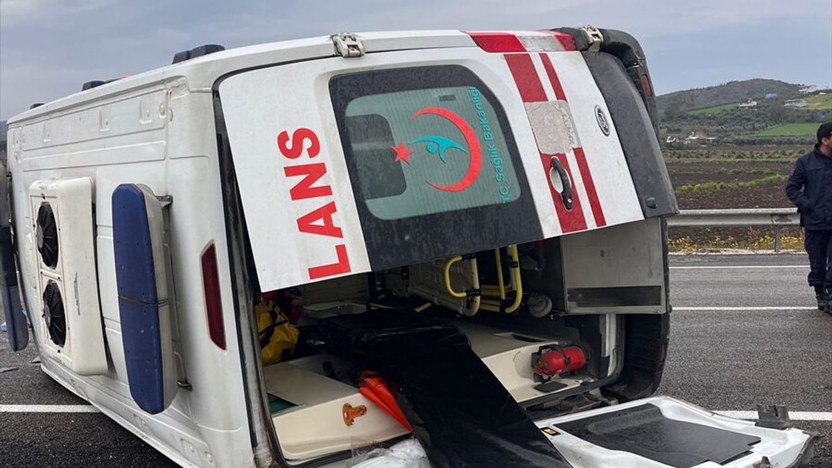 Ceyhan’da ambulans devrildi: 3 sağlık çalışanı yaralandı