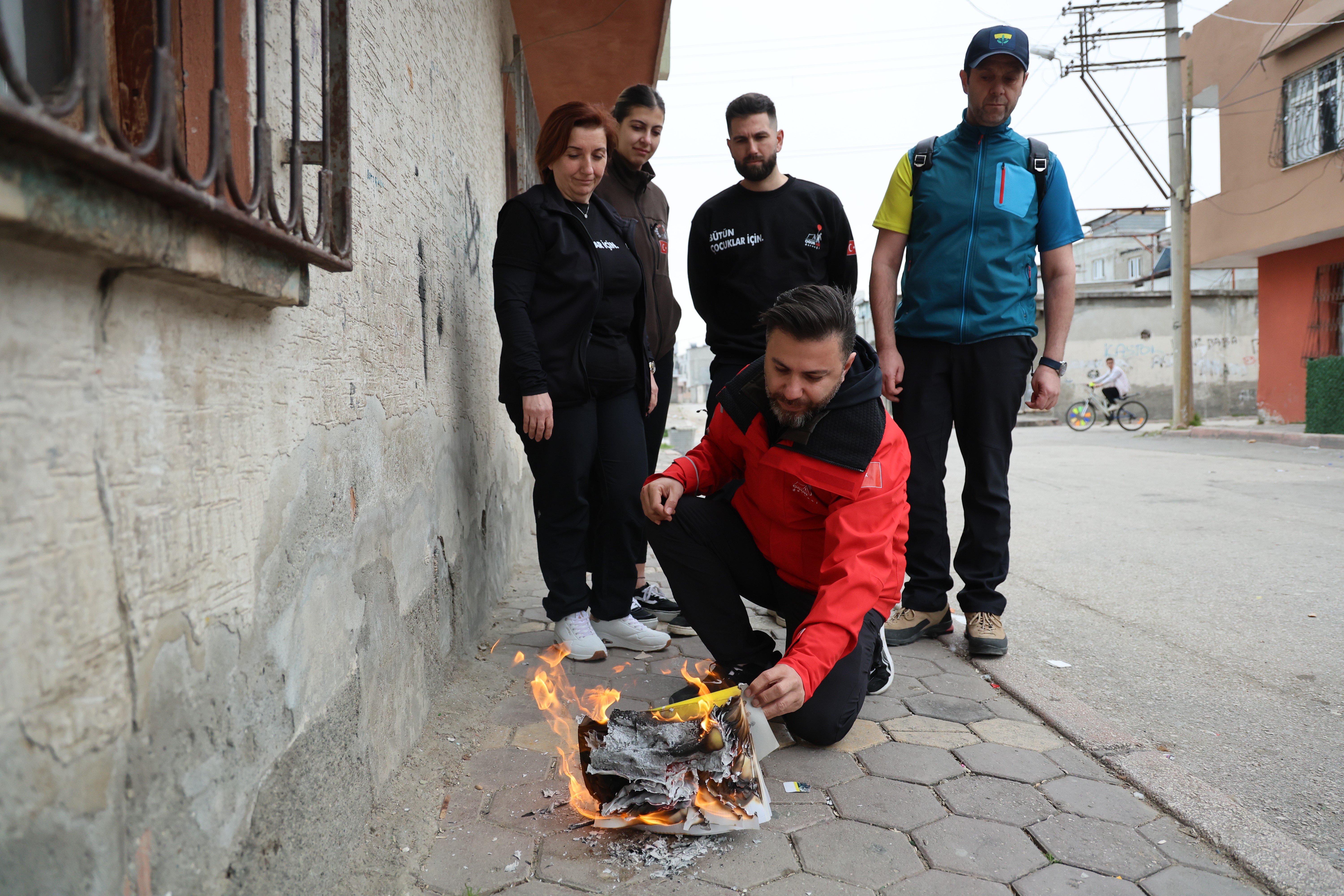 Mahallenin bakkal borcunu ödeyip, veresiye defterini yaktı