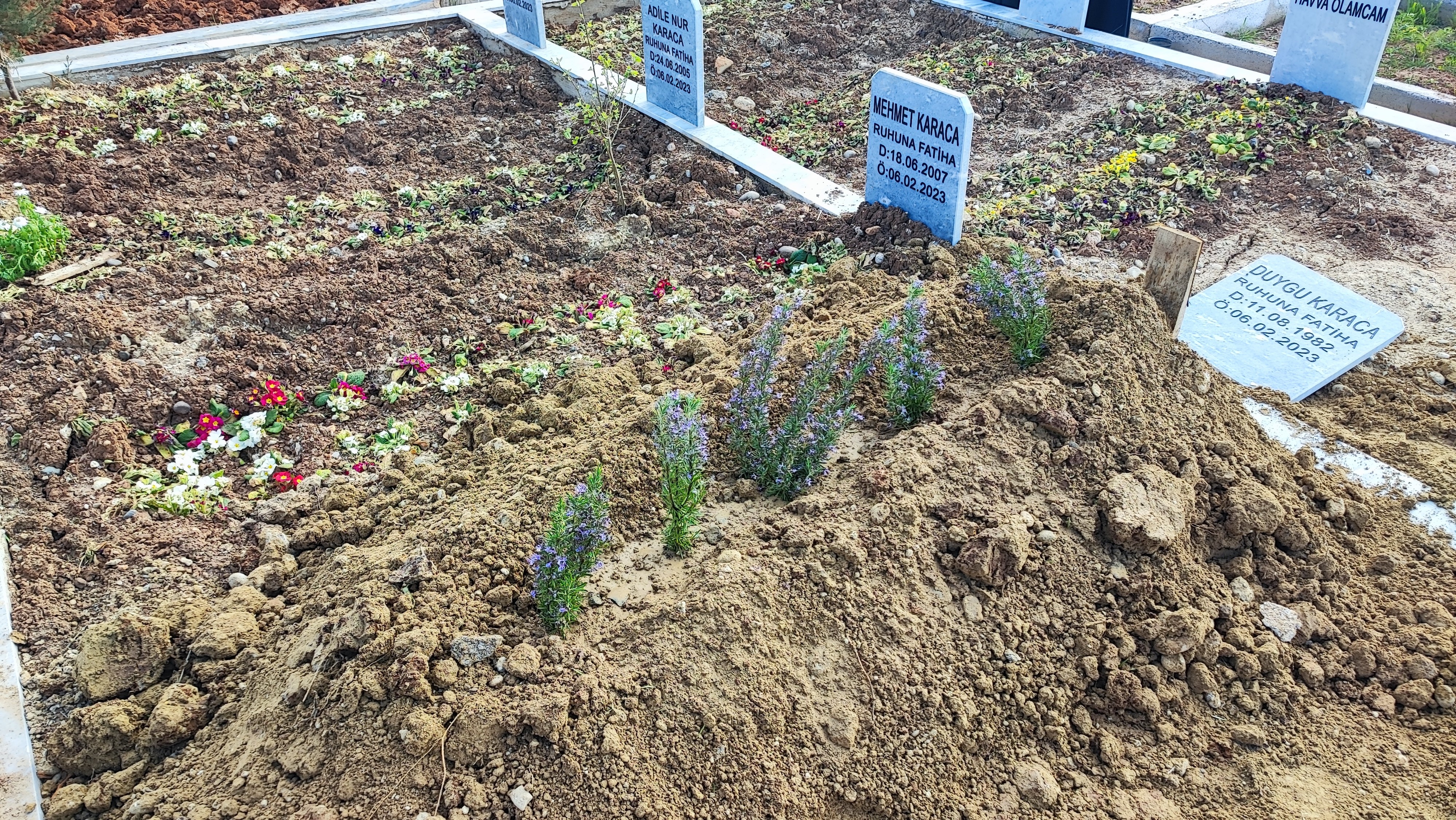 Depremde kaybolan kızını 3 yıl sonra mezarda buldu