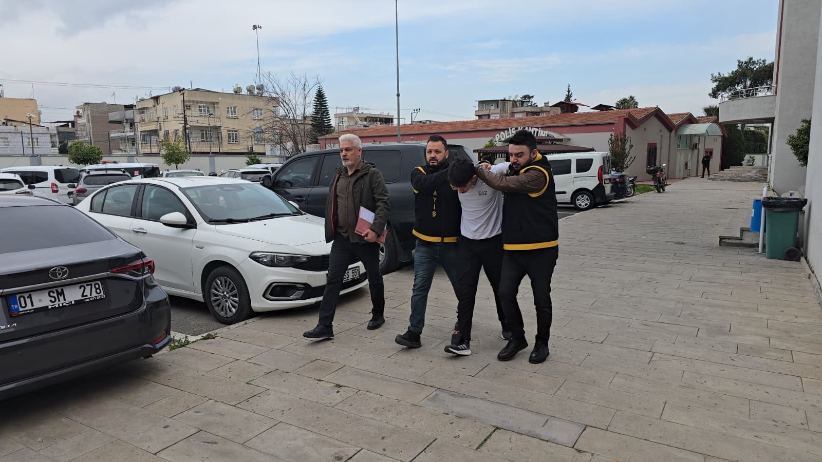 1,2 milyonluk vurgun: Altınları paylaşıp eğlendiler