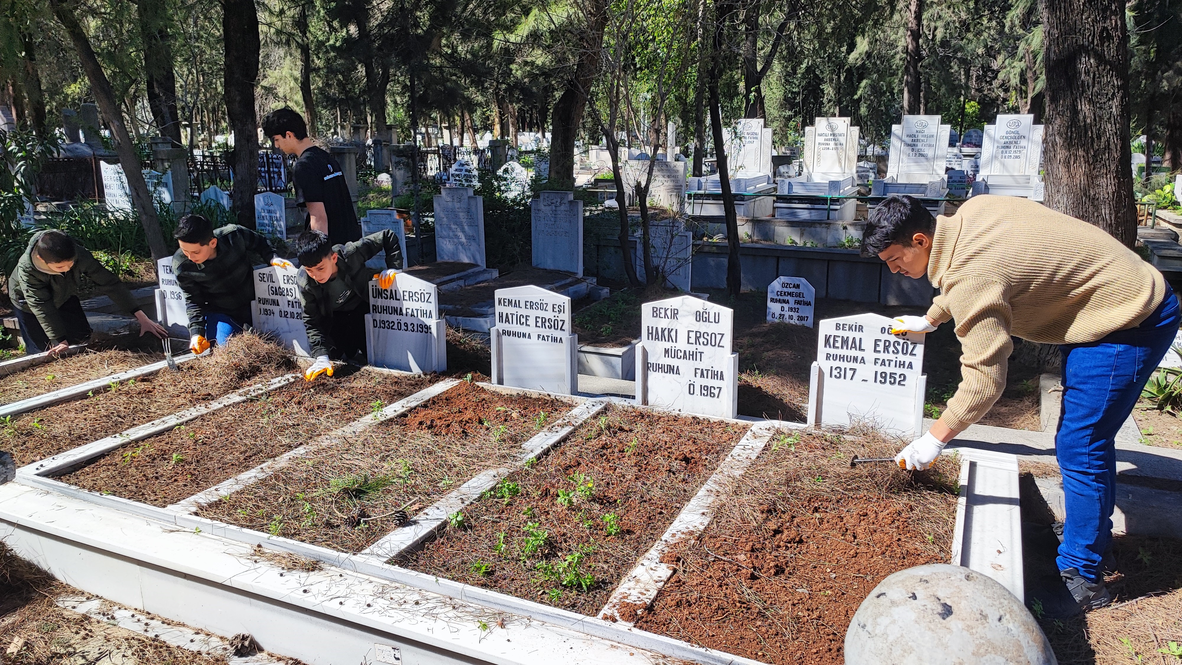 Anneannelerinin öğüdüyle başladılar, binlerce mezarı temizlediler
