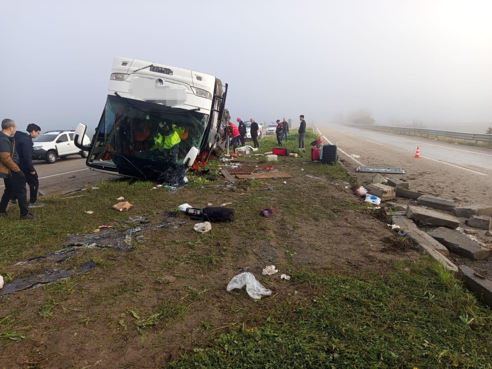 Kozan’da yolcu otobüsü devrildi: 2 ölü, 17 yaralı var!