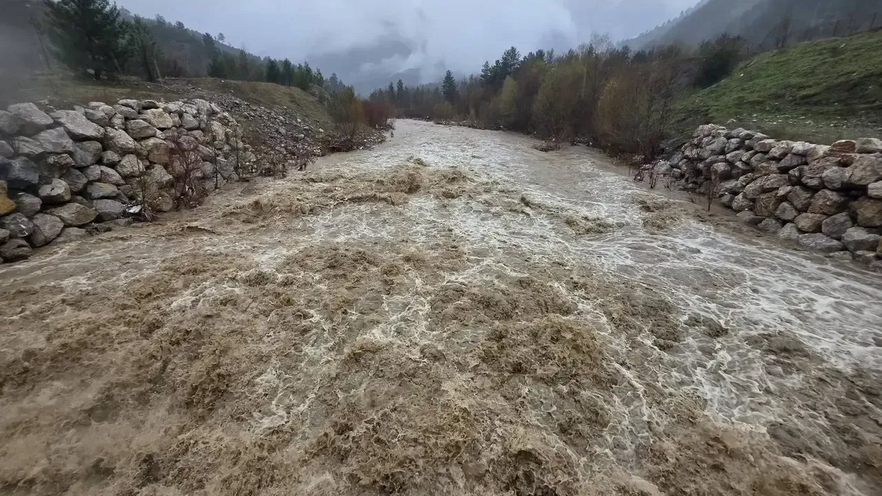 Pozantı’da taşkın tehlikesi: Menfezler temizlendi, ulaşım açıldı
