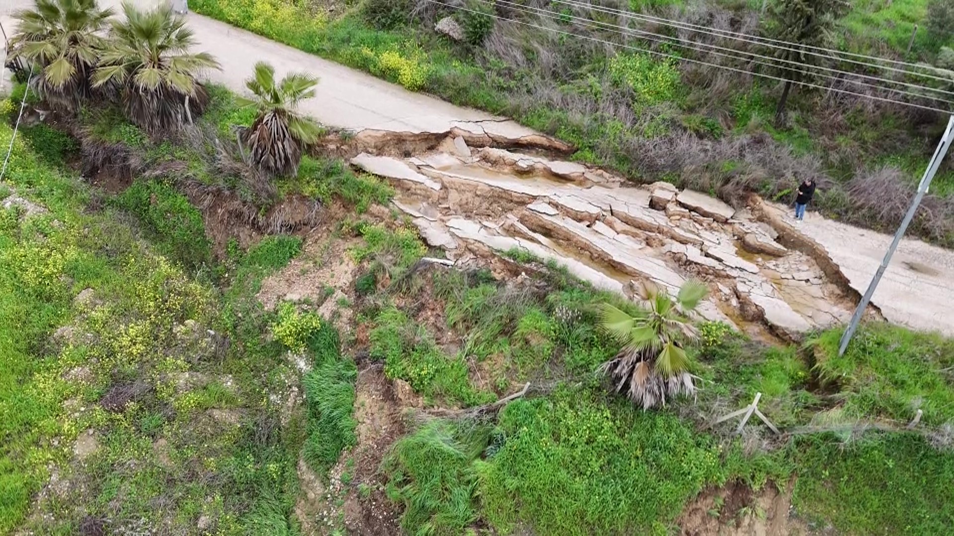Adana’da yağmur heyelana neden oldu, yol çöktü