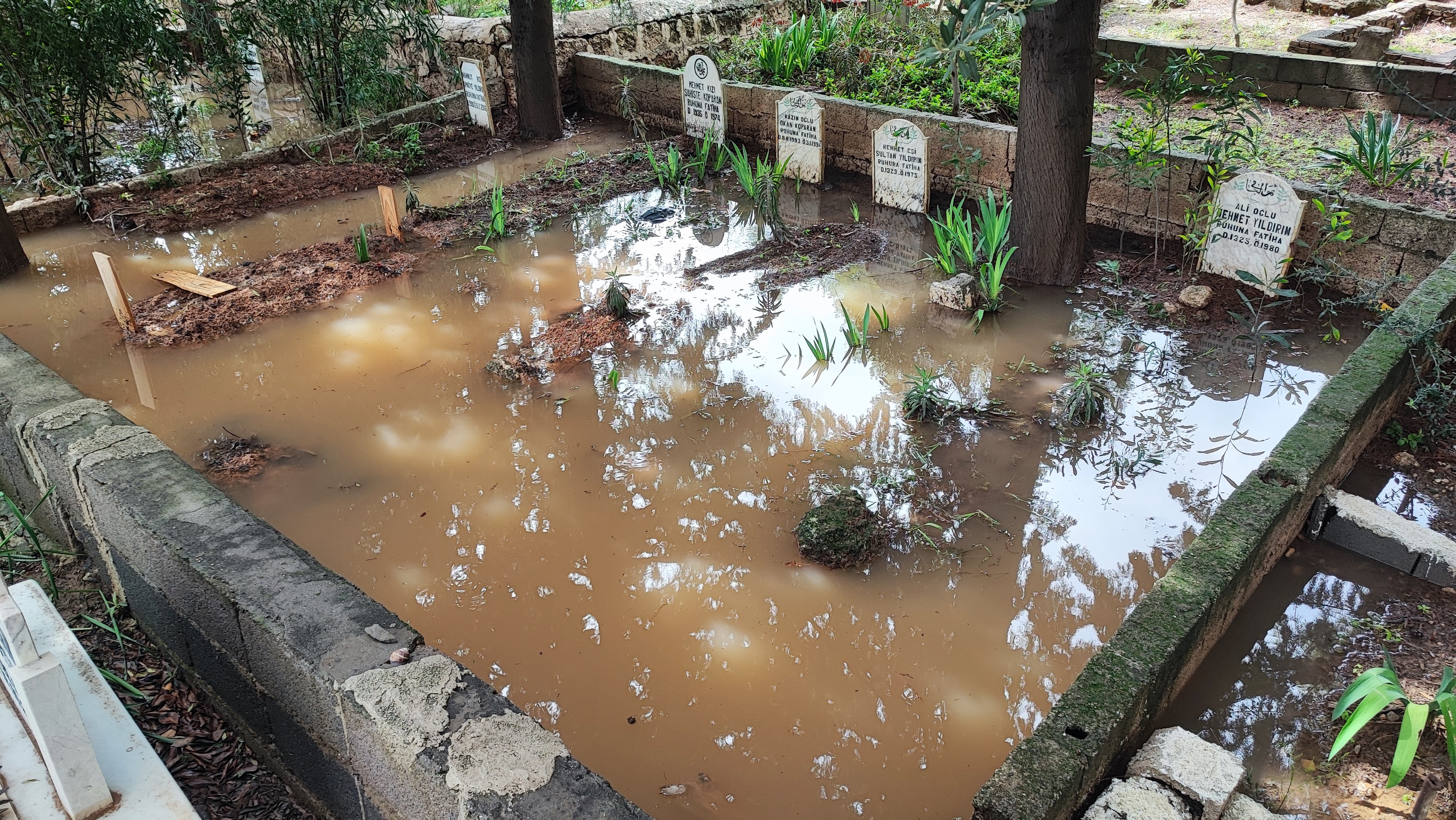 Adana'da mezarlık sular altında kaldı, vatandaşlar mezara poşetle girdi