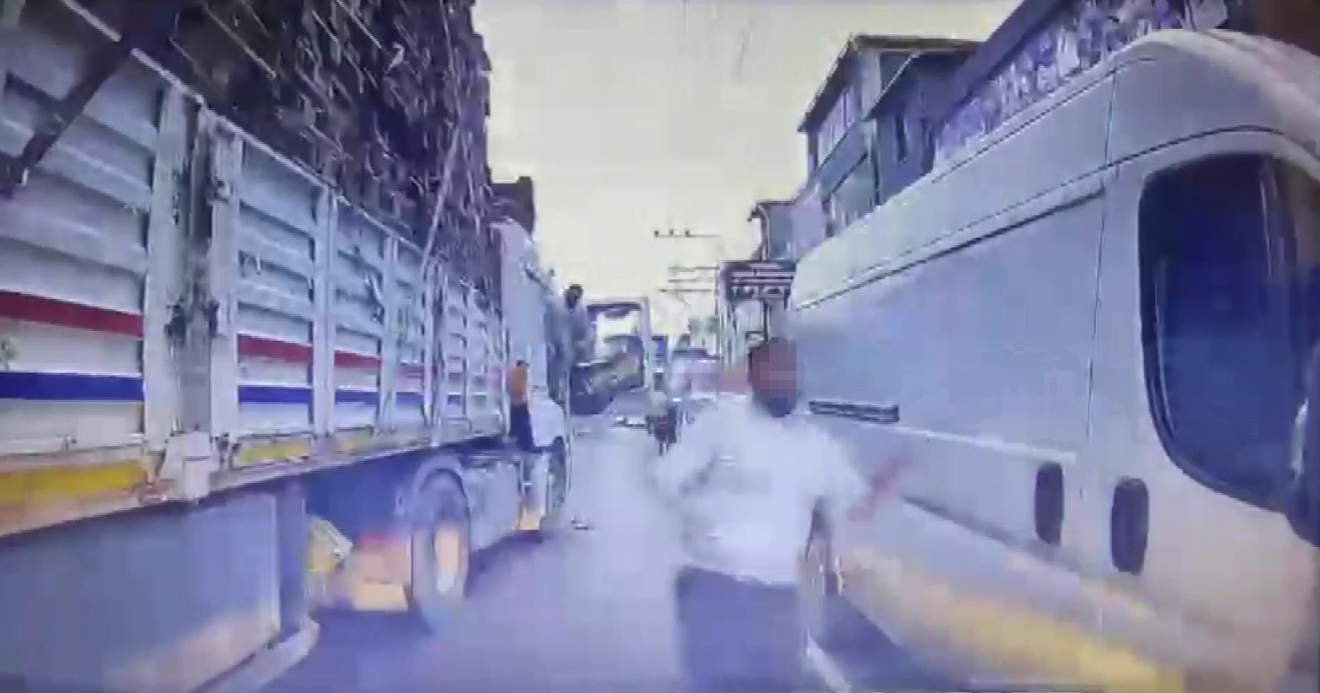 Trafikte dehşet: Tırdaki yolcu bıçakla saldırdı