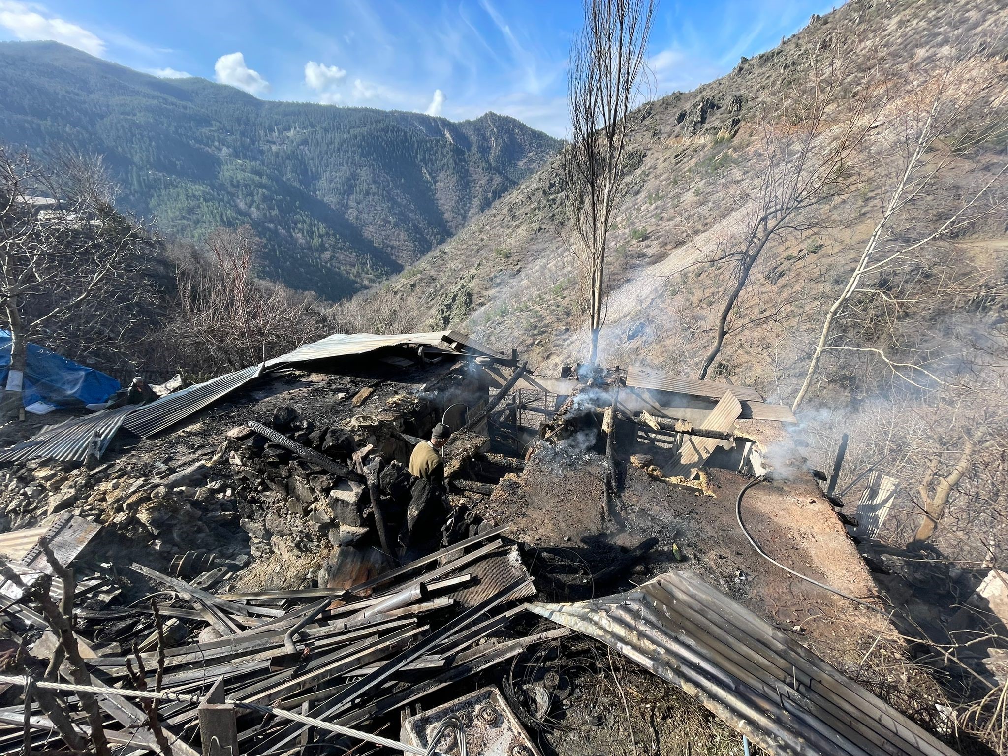 Feke'de müstakil ev yangında kullanılamaz hale geldi