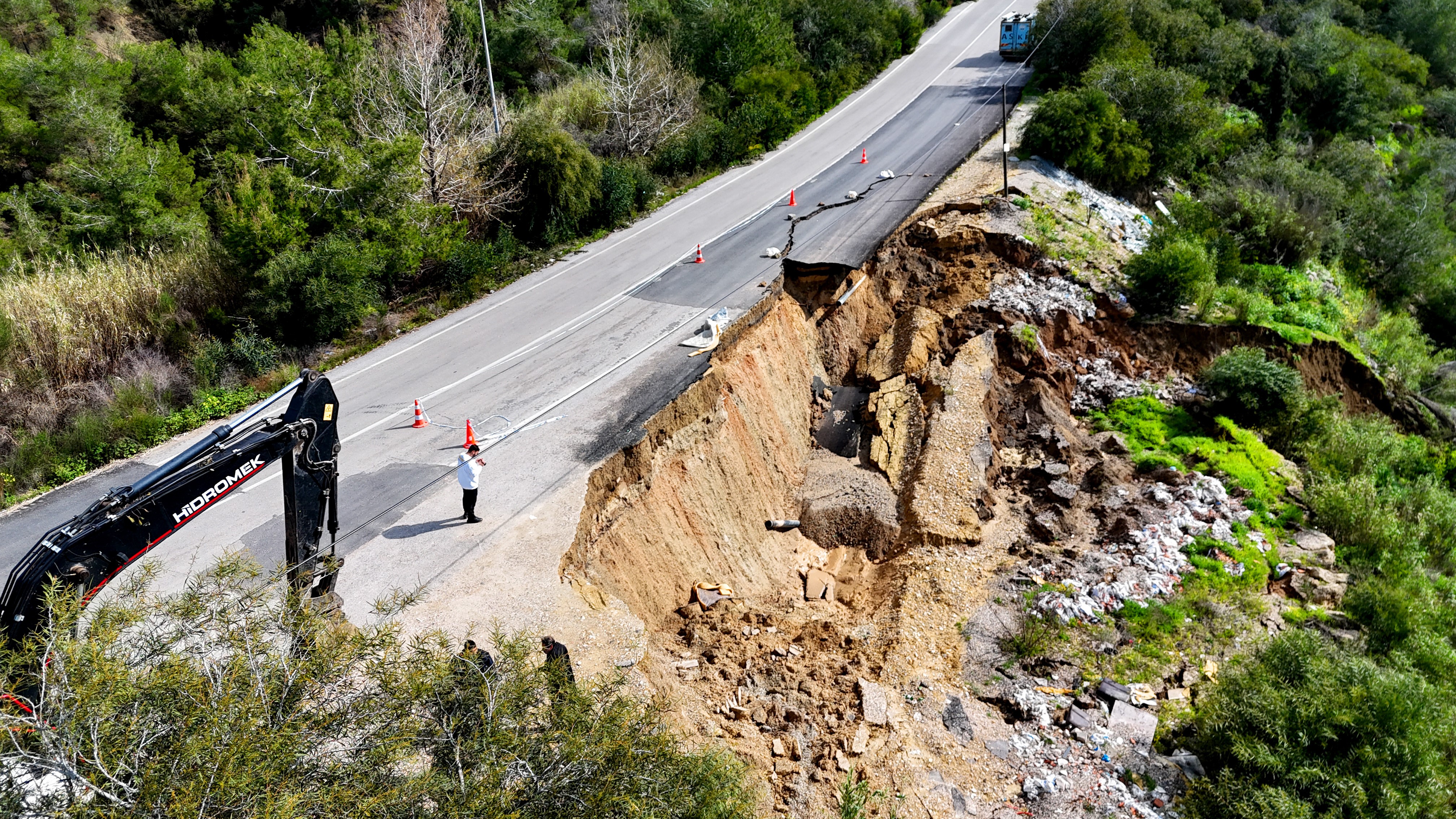 Sarıçam’da toprak kaydı: Yol çöktü, su hattı hasar gördü