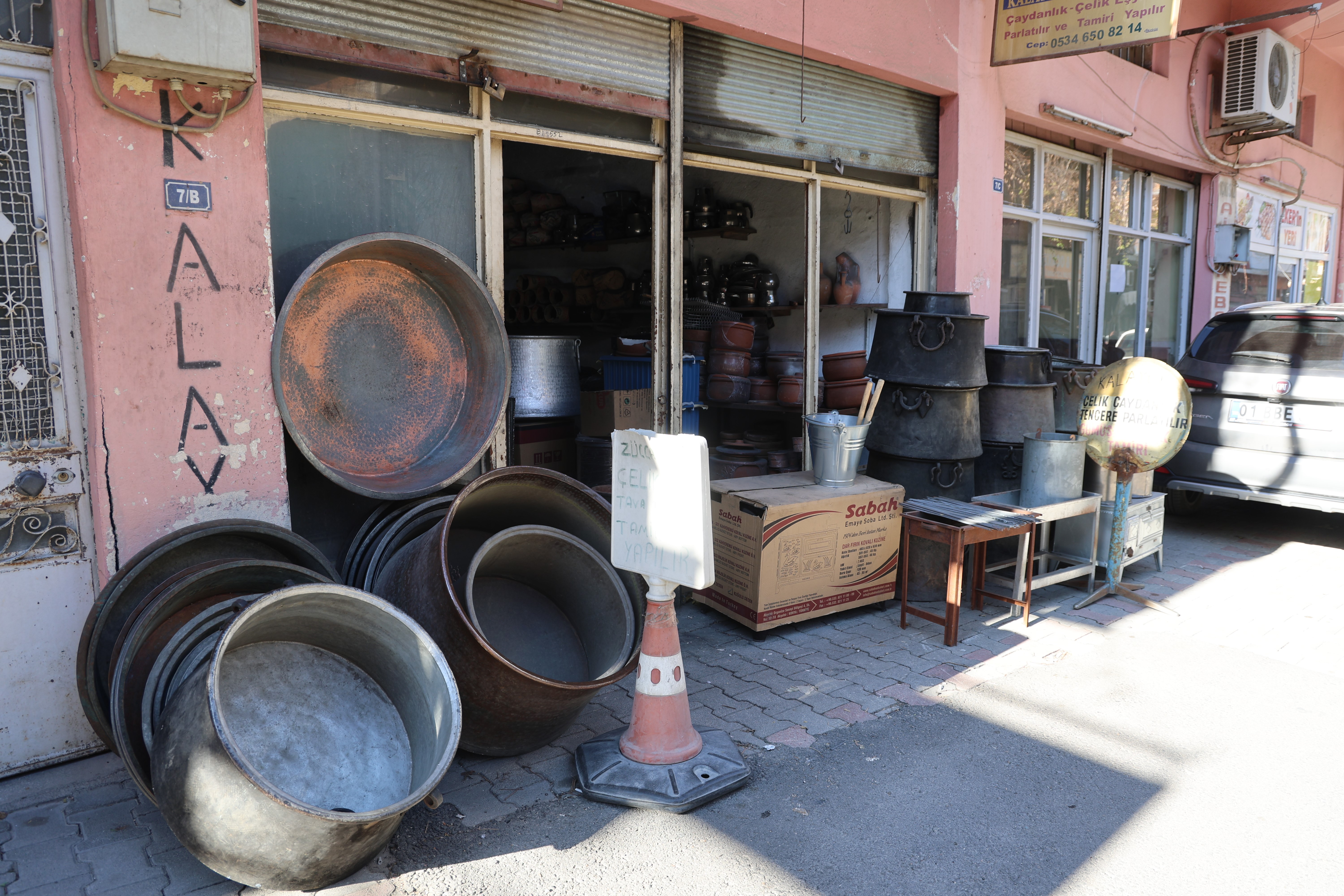 Bakırcılar Çarşısı'nda zamana direnen son ustalar