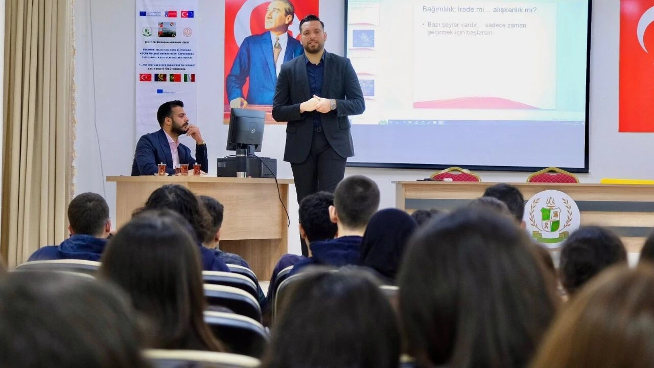 Adana’da öğrencilere ekran bağımlılığı eğitimi verildi