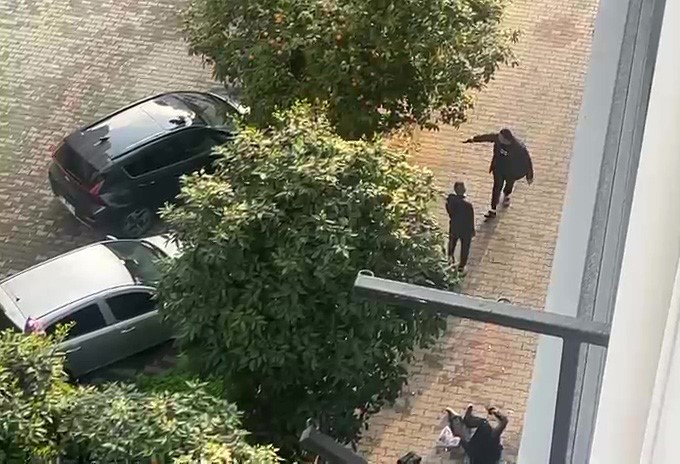 Ayrıldığı eşini ayaklarından vuran şahıs, havaya da ateş açmış