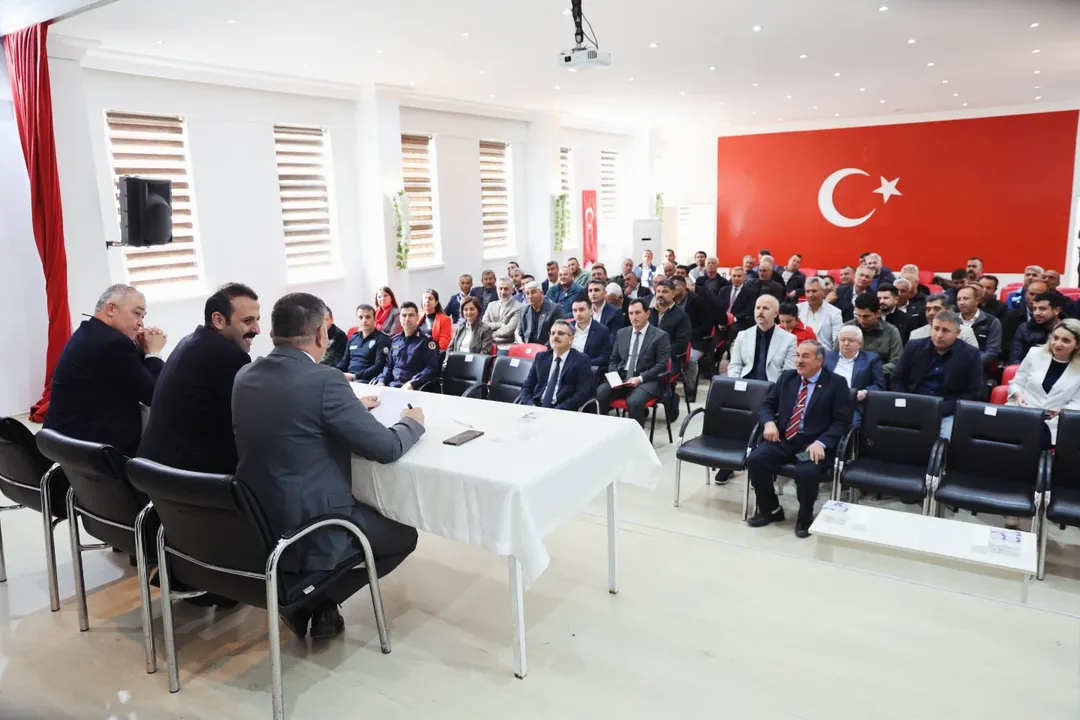 Karaisalı’da muhtarlar toplantısında mahallelerin sorunları ele alındı